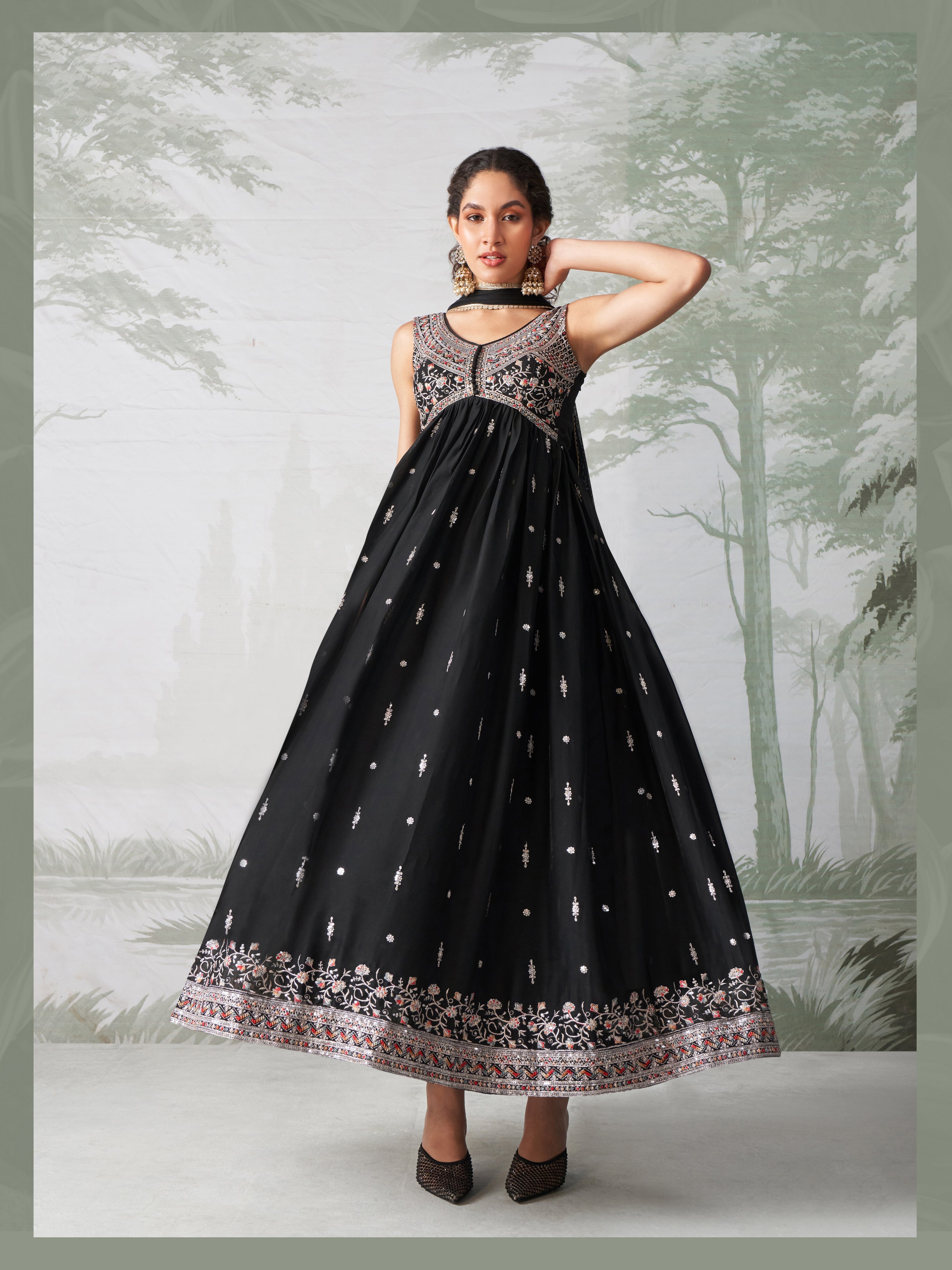 Robe Anarkali brodée de sequins en georgette noire avec pantalon Dupatta