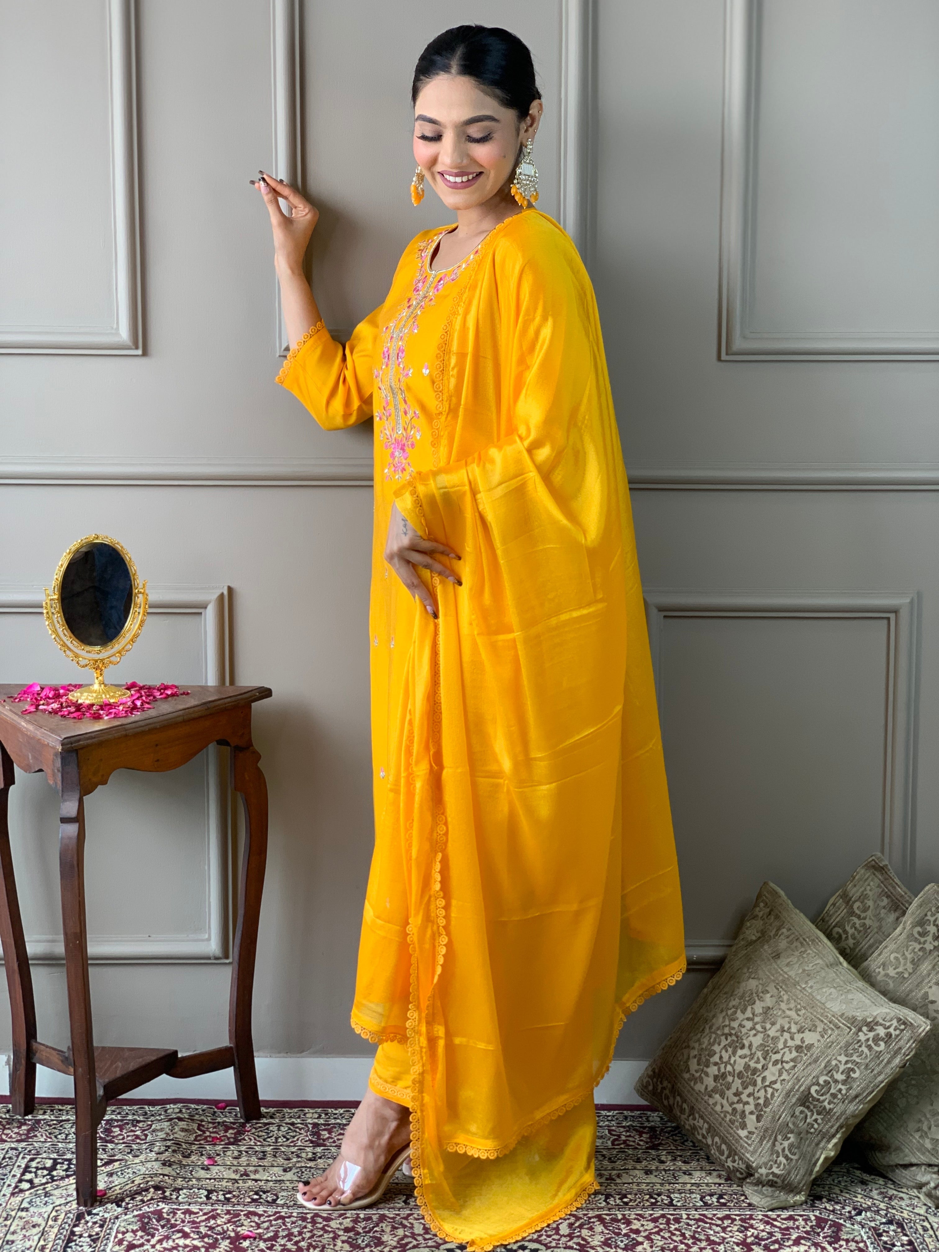 Chanderi en viscose jaune Kurti brodé avec pantalon Dupatta