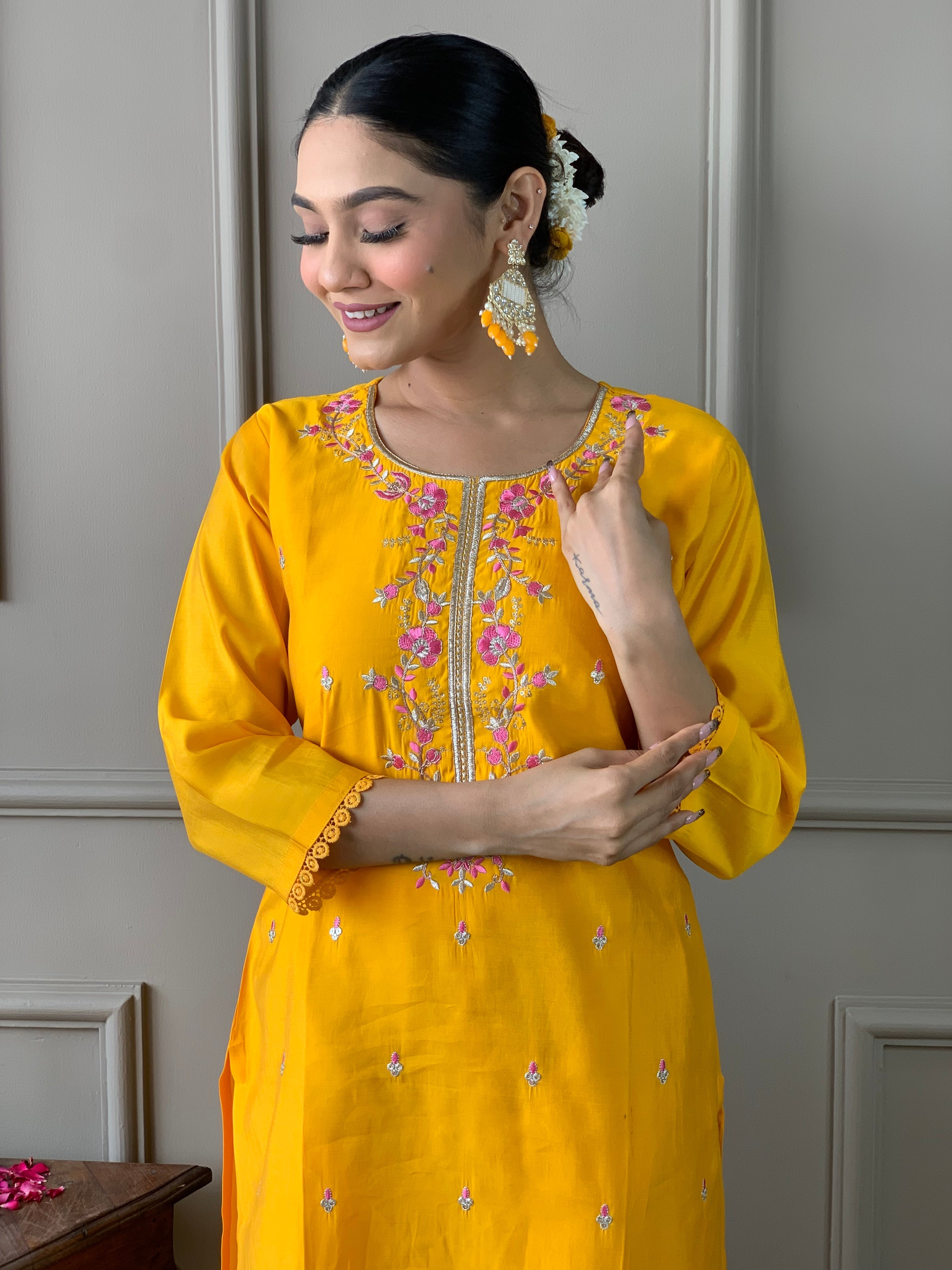 Chanderi en viscose jaune Kurti brodé avec pantalon Dupatta