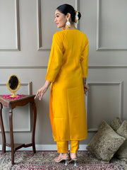 Chanderi en viscose jaune Kurti brodé avec pantalon Dupatta