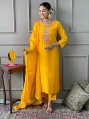 Chanderi en viscose jaune Kurti brodé avec pantalon Dupatta