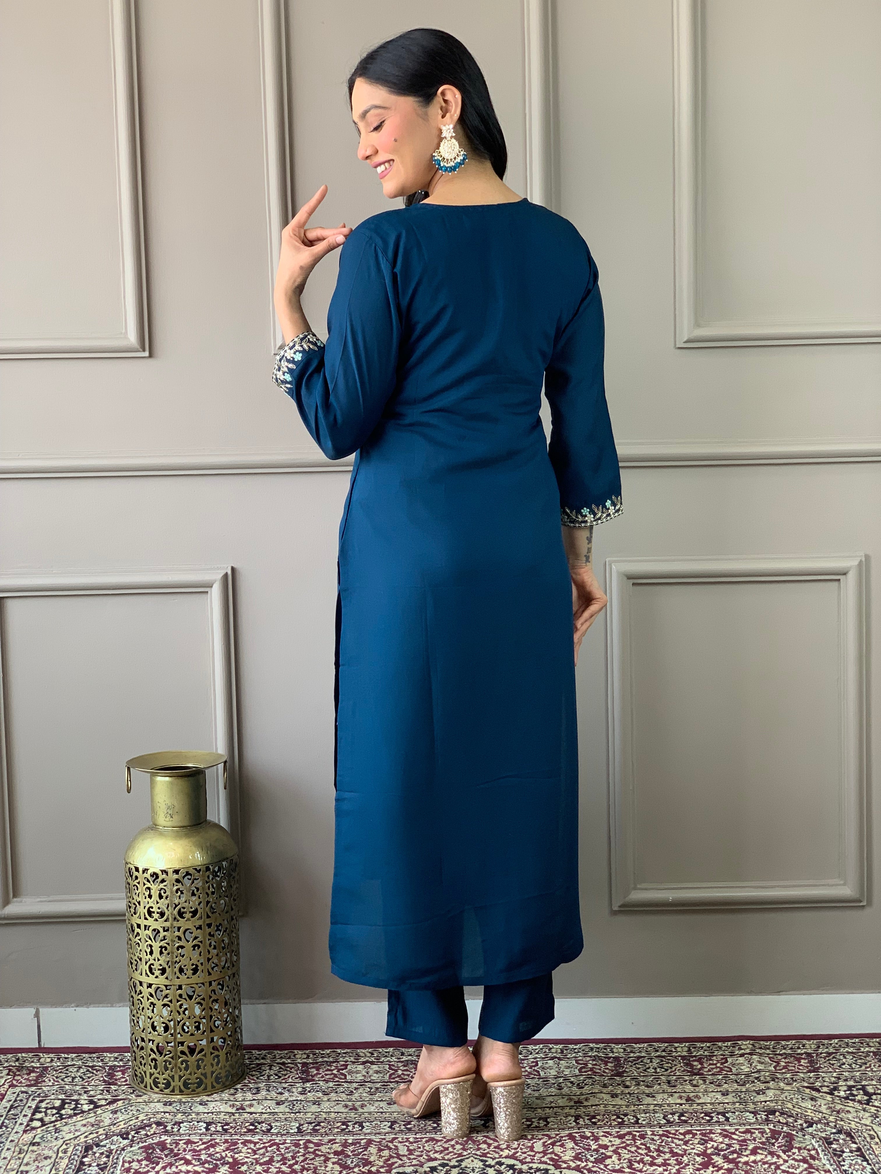 Kurti brodé Chanderi en viscose bleu foncé avec pantalon Dupatta