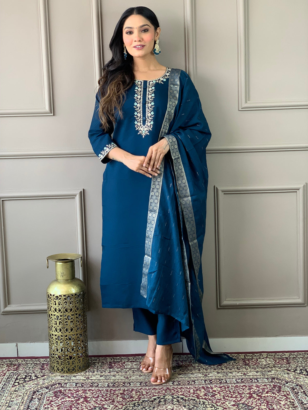 Kurti brodé Chanderi en viscose bleu foncé avec pantalon Dupatta