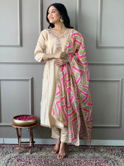 Kurti brodé Chanderi en viscose beige avec pantalon Dupatta