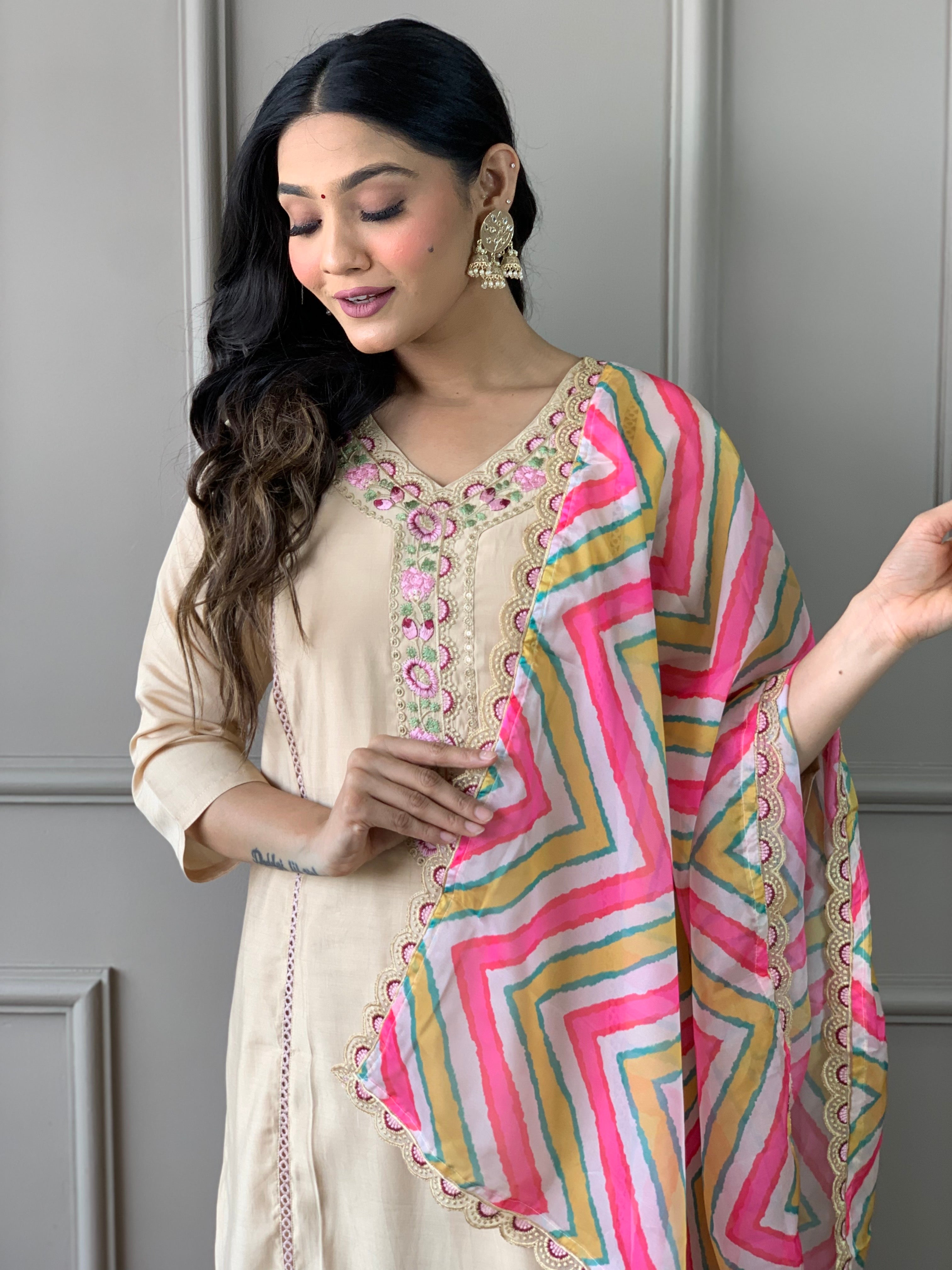 Kurti brodé Chanderi en viscose beige avec pantalon Dupatta