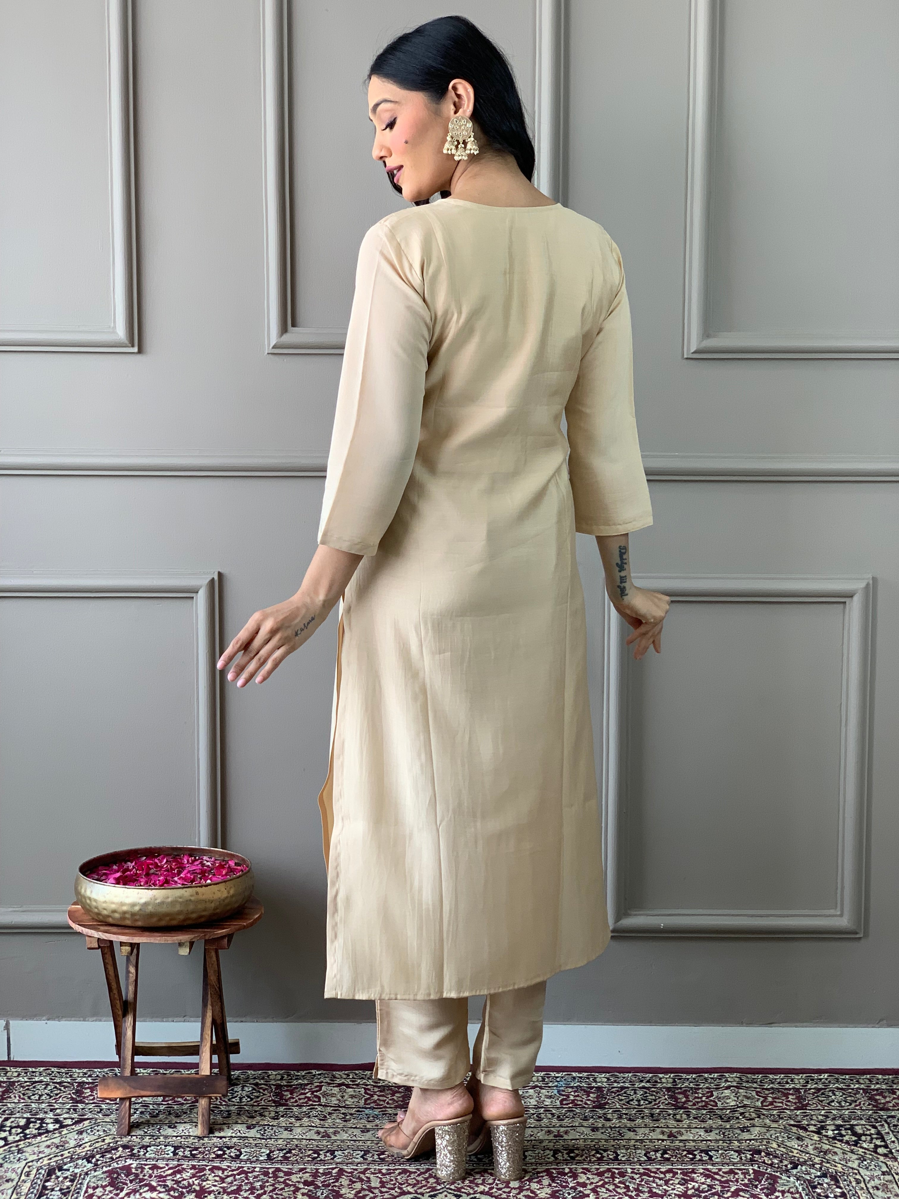 Kurti brodé Chanderi en viscose beige avec pantalon Dupatta