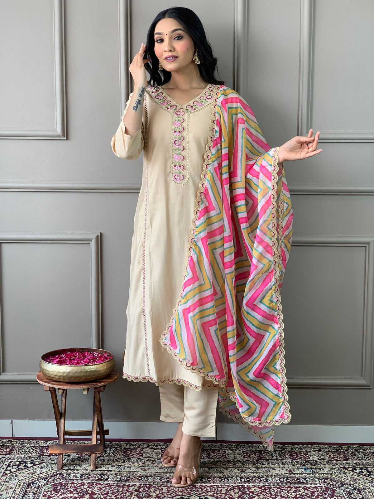 Kurti brodé Chanderi en viscose beige avec pantalon Dupatta