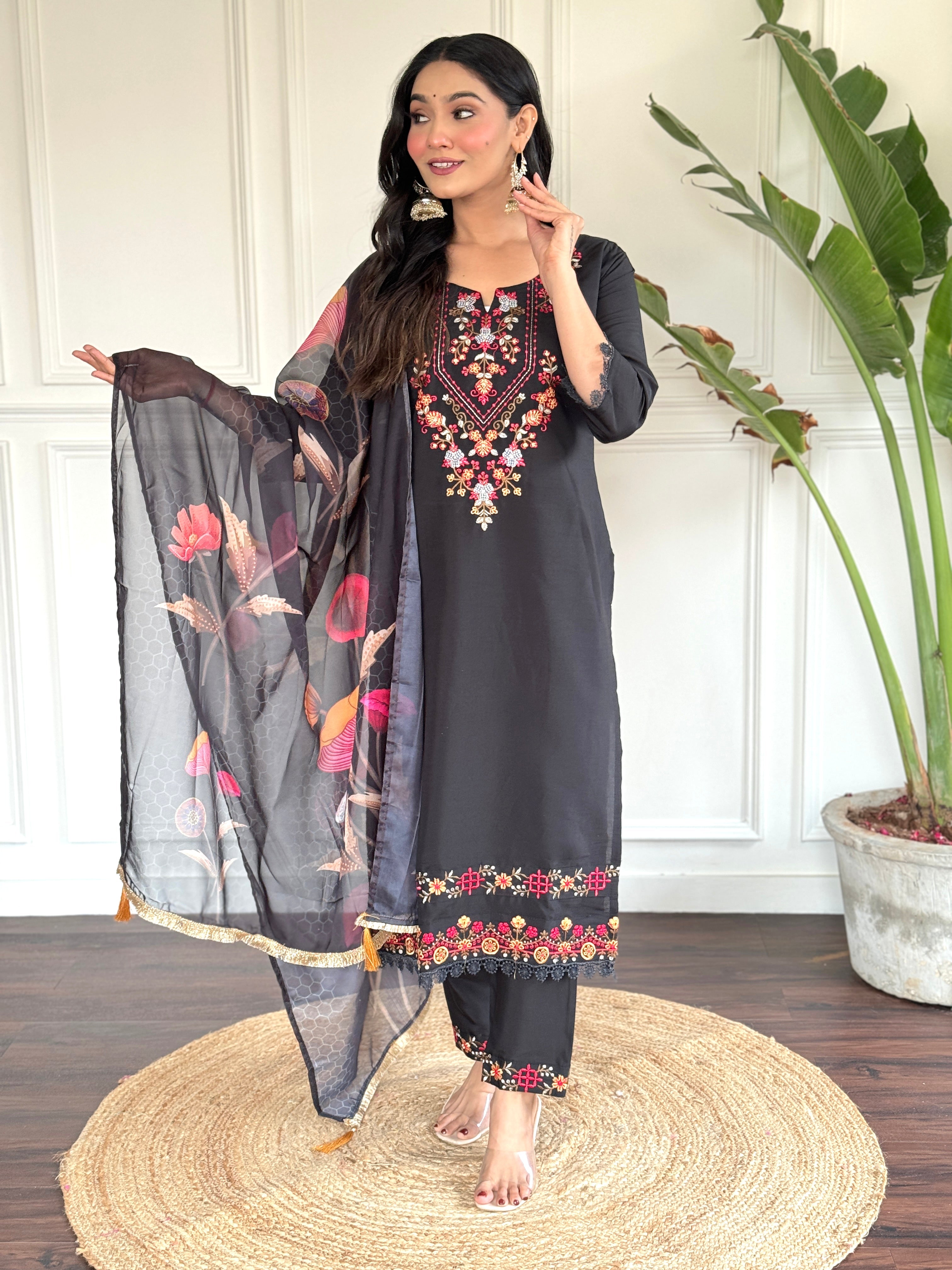 Kurti brodé Chanderi noir avec pantalon Dupatta