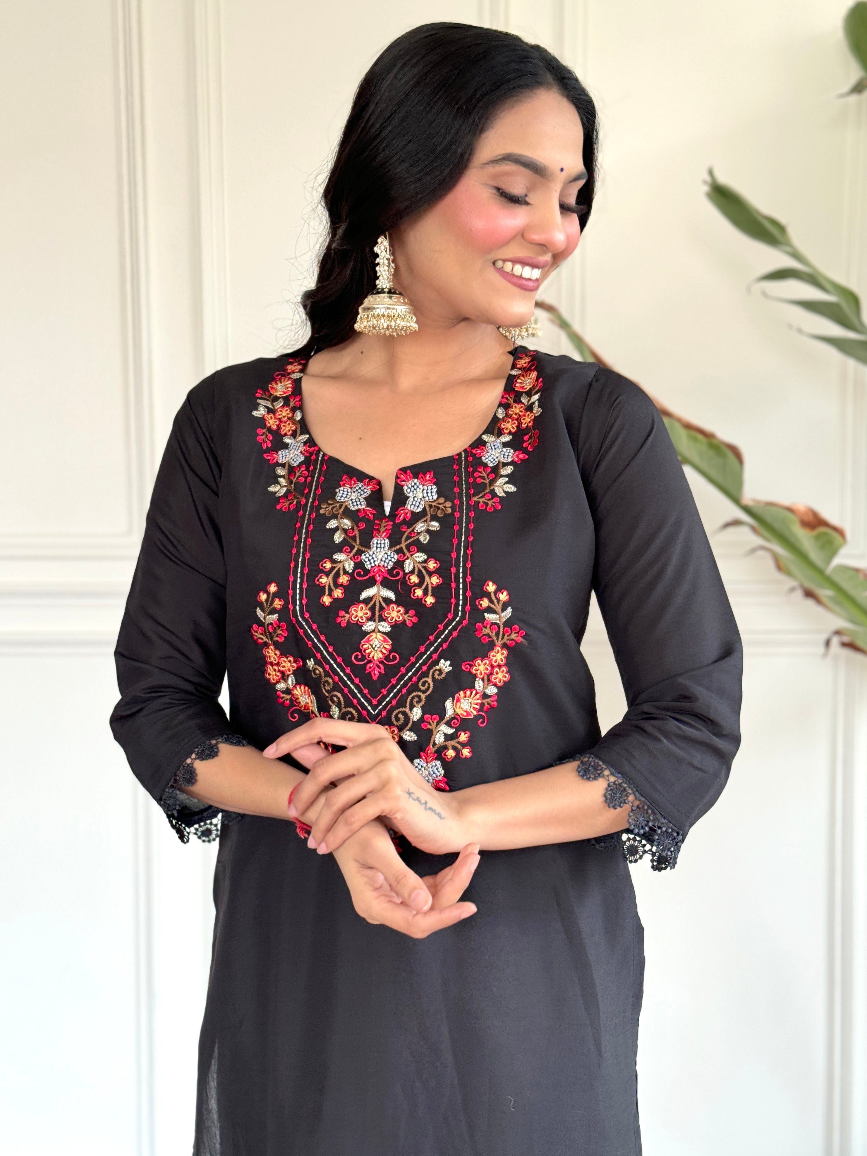 Kurti brodé Chanderi noir avec pantalon Dupatta