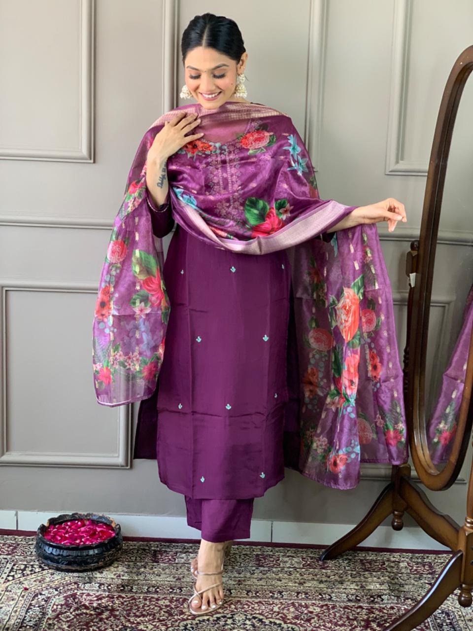 Kurti brodé Chanderi en viscose lavande avec pantalon Dupatta