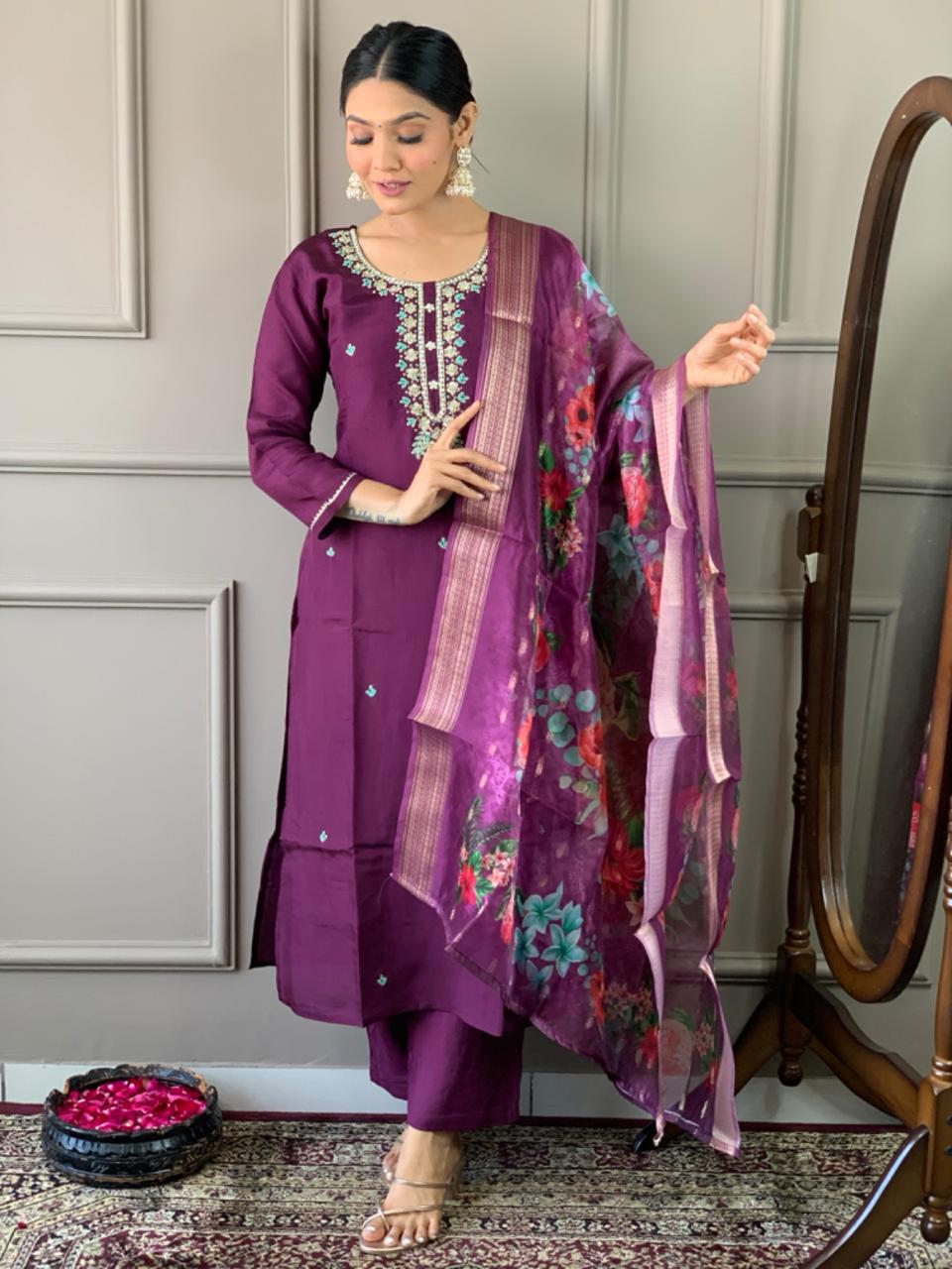 Kurti brodé Chanderi en viscose lavande avec pantalon Dupatta