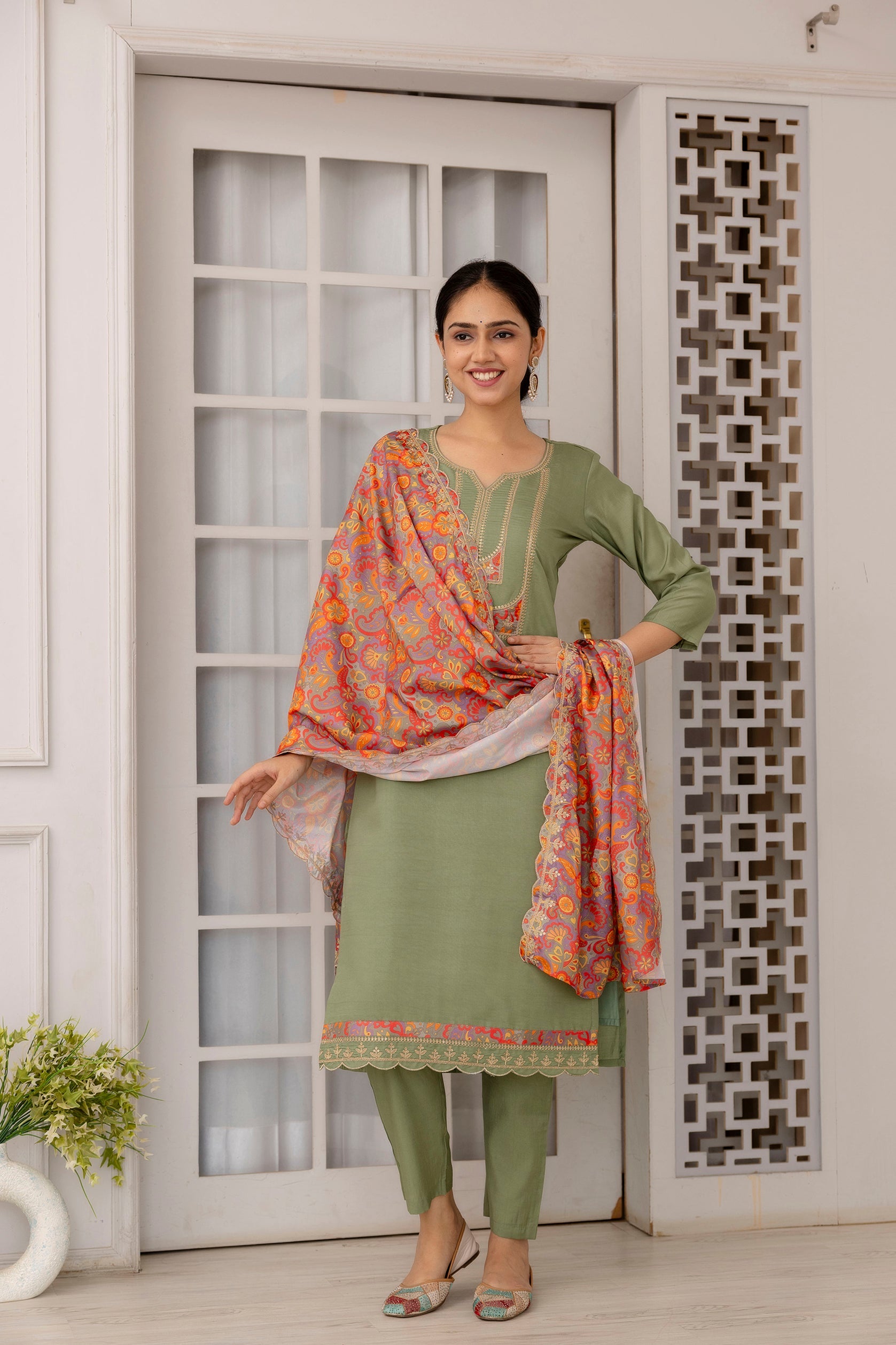 Kurti brodé en viscose vert pistache avec pantalon Dupatta