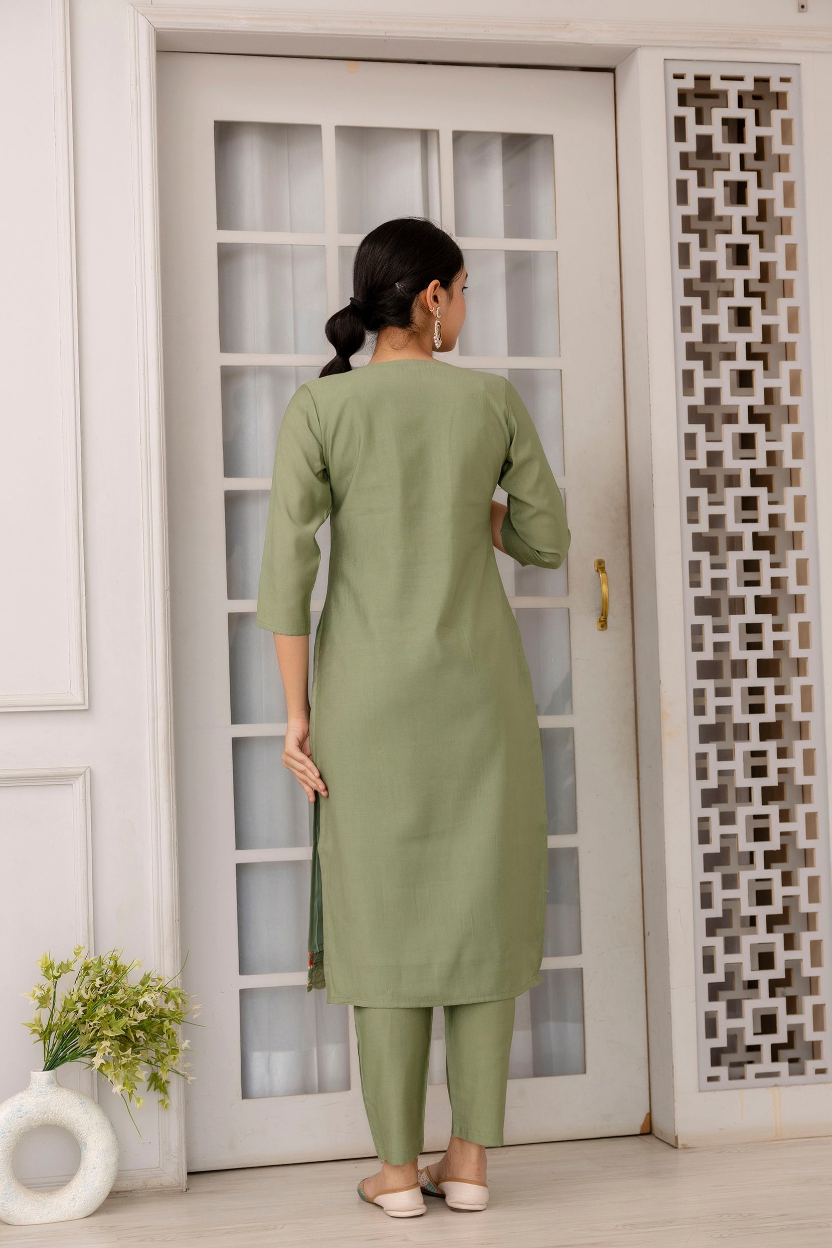 Kurti brodé en viscose vert pistache avec pantalon Dupatta