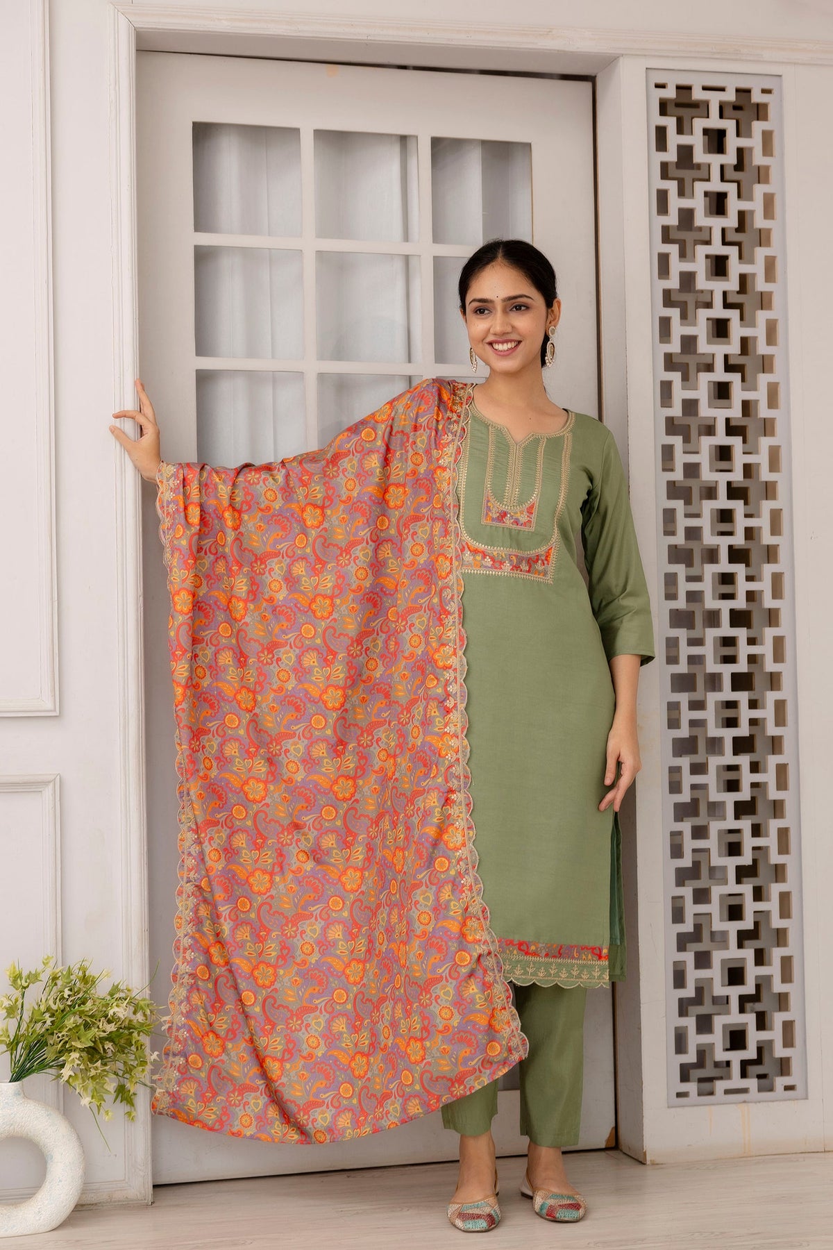 Kurti brodé en viscose vert pistache avec pantalon Dupatta