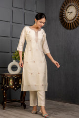 Kurti brodé en viscose crème avec pantalon Dupatta