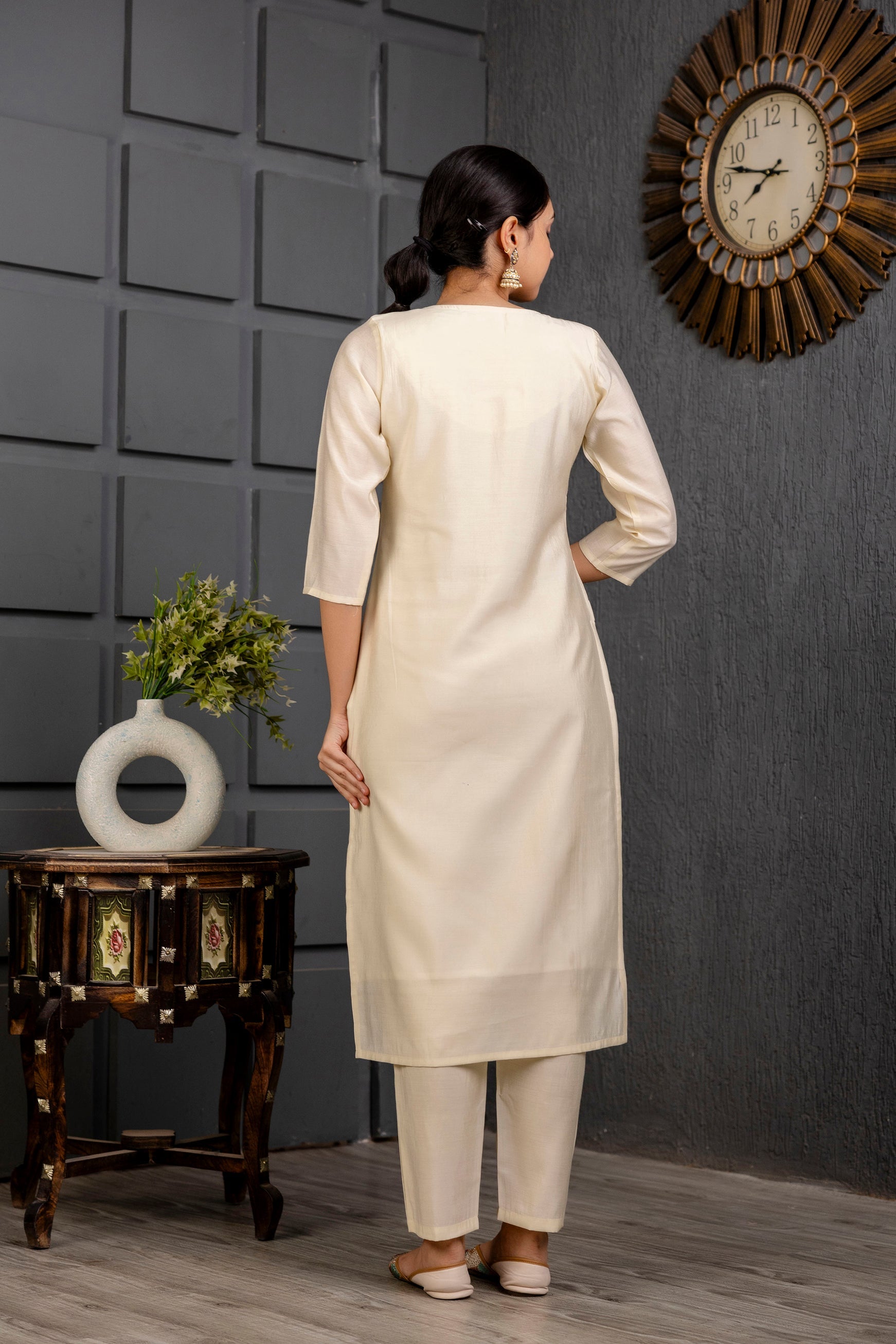 Kurti brodé en viscose crème avec pantalon Dupatta