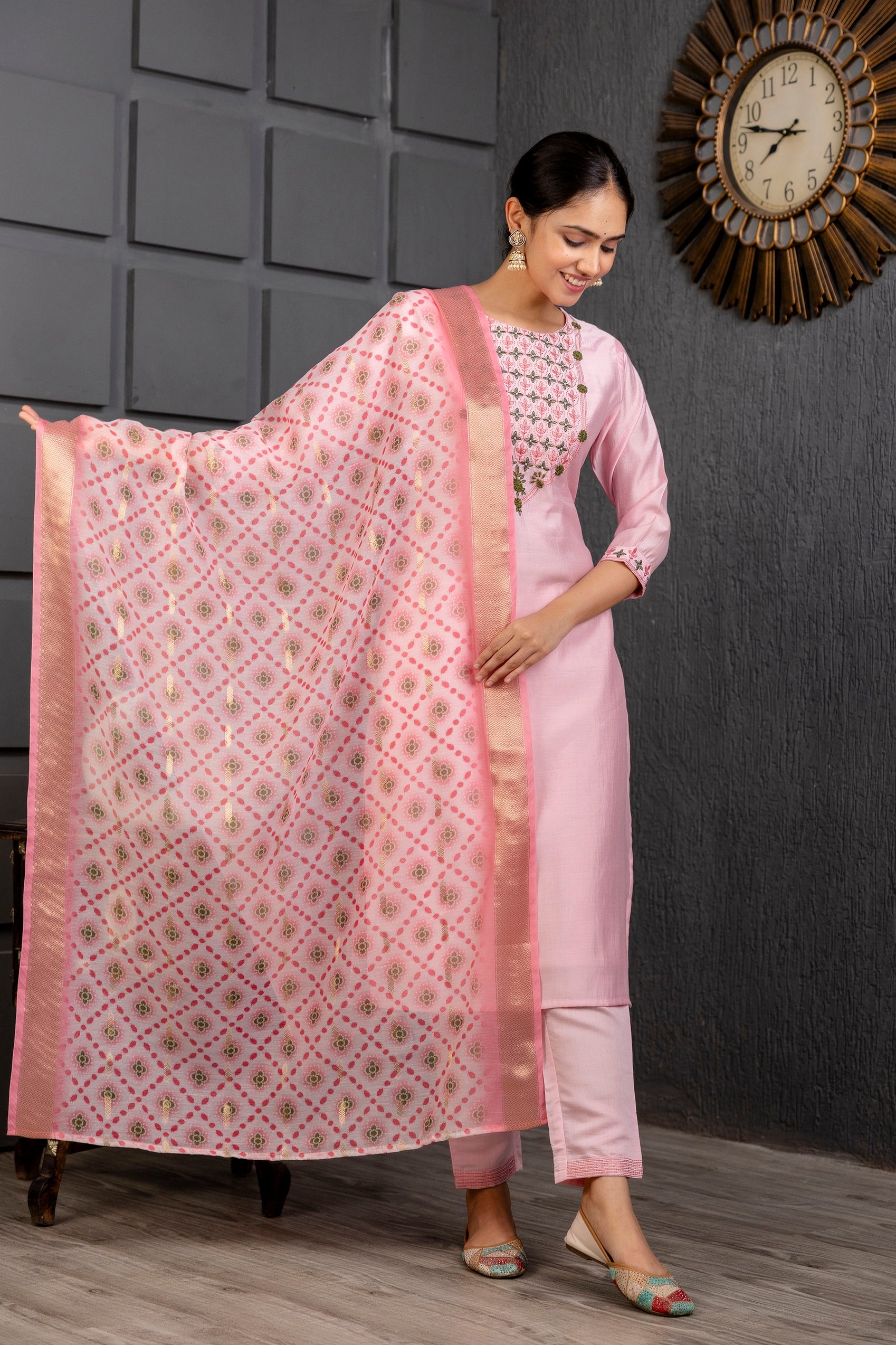 Kurti brodé en viscose rose bébé avec pantalon Dupatta