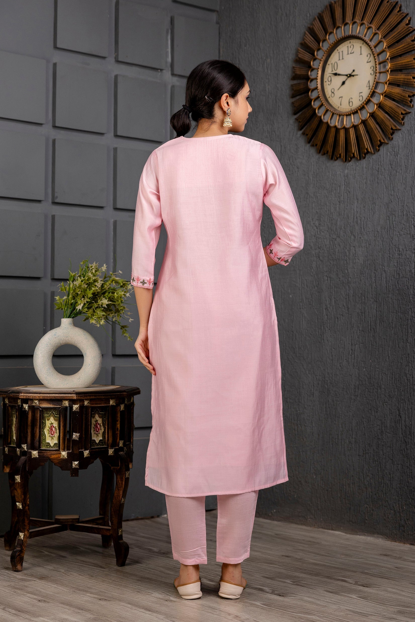 Kurti brodé en viscose rose bébé avec pantalon Dupatta