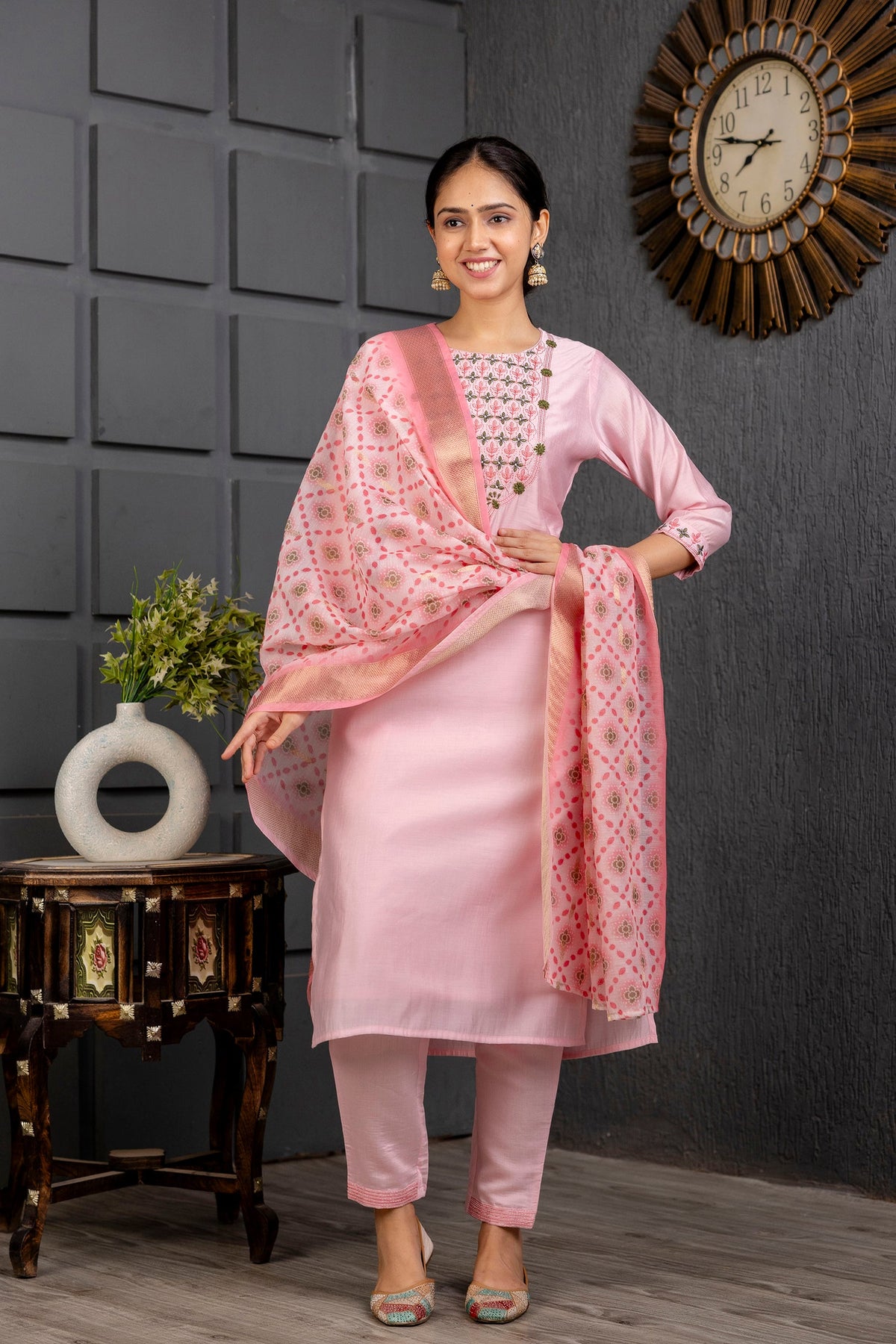 Kurti brodé en viscose rose bébé avec pantalon Dupatta