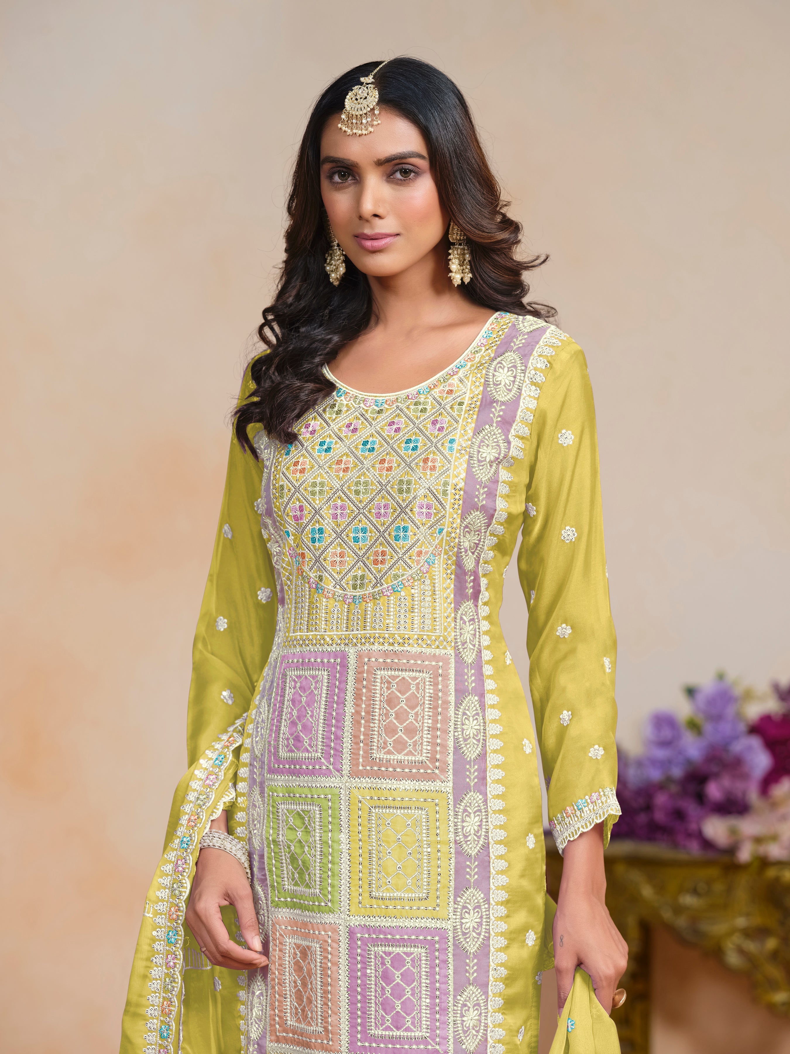 Kurti brodé en organza jaune avec pantalon Dupatta