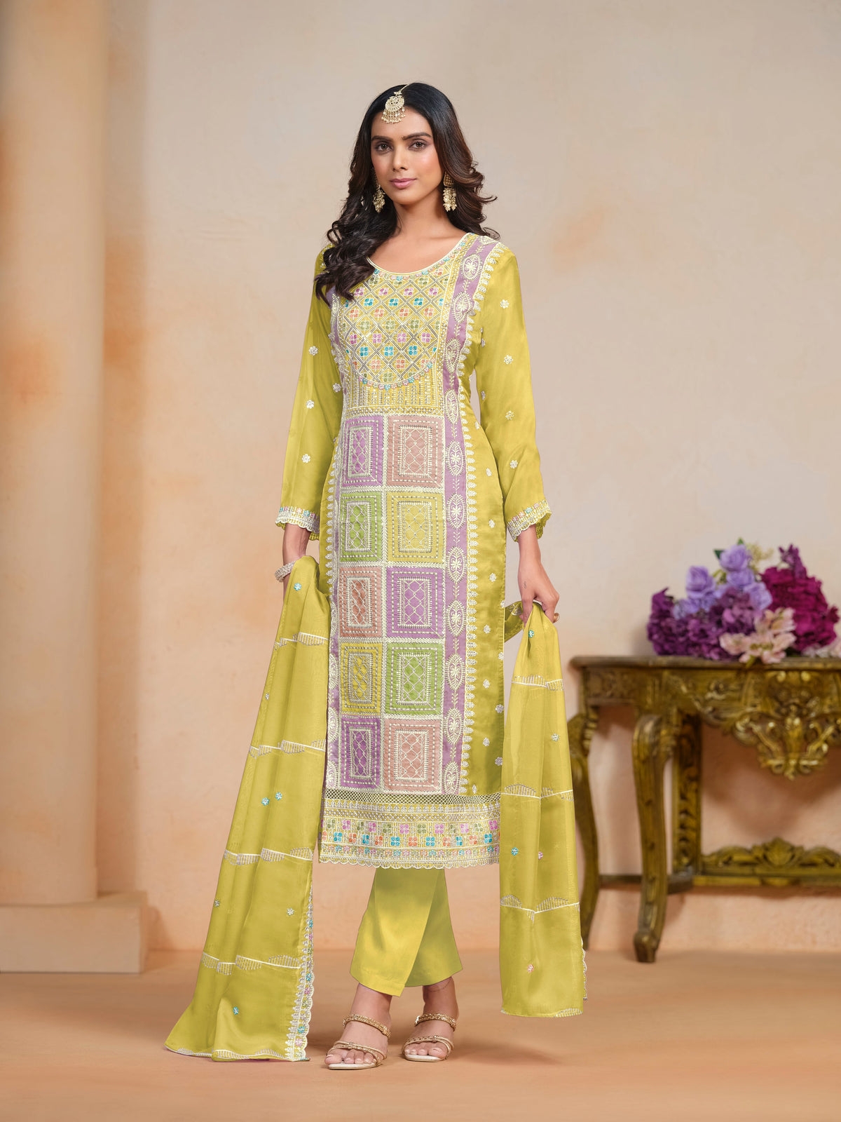 Kurti brodé en organza jaune avec pantalon Dupatta