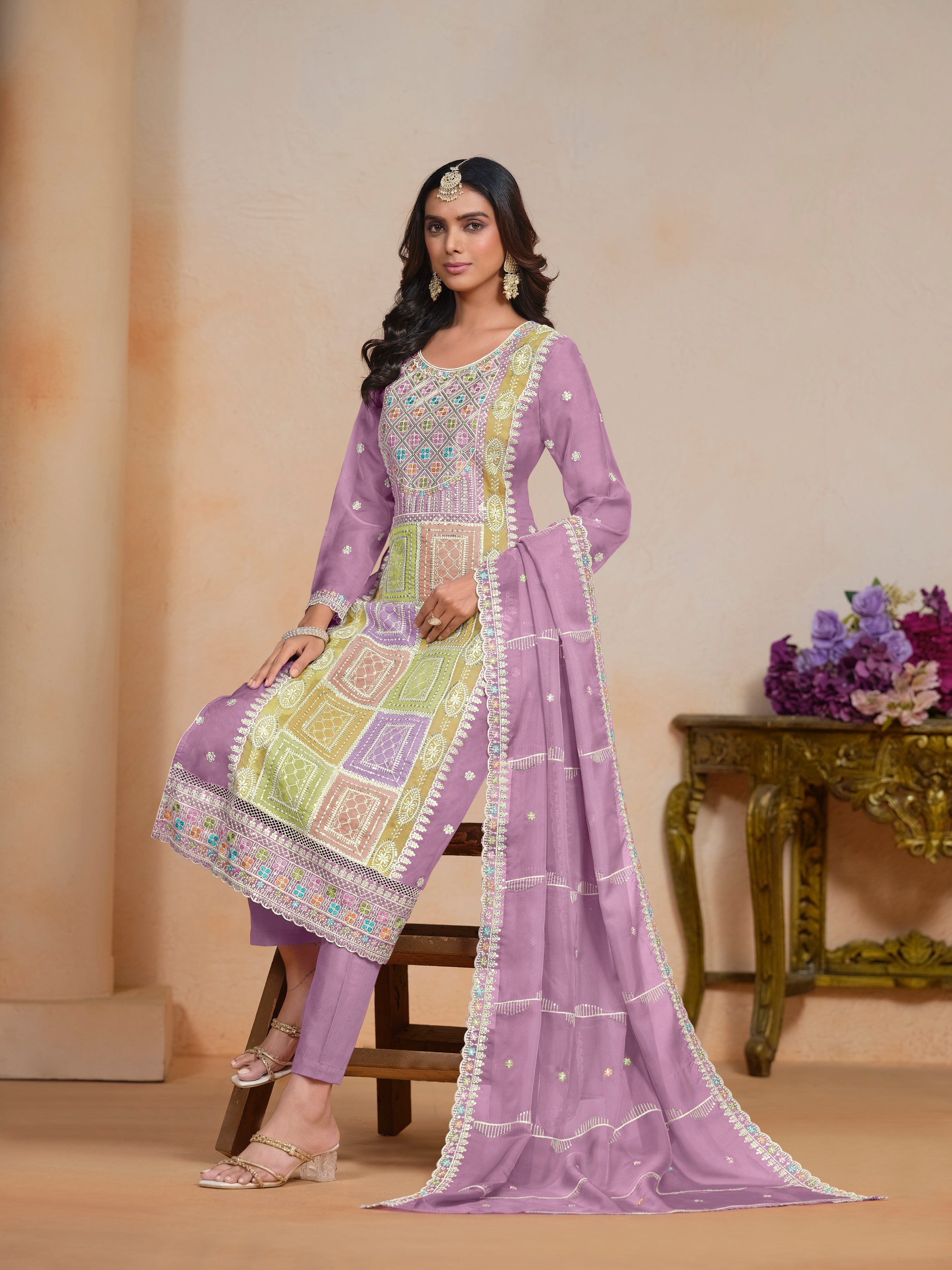 Kurti brodé en organza violet avec pantalon Dupatta