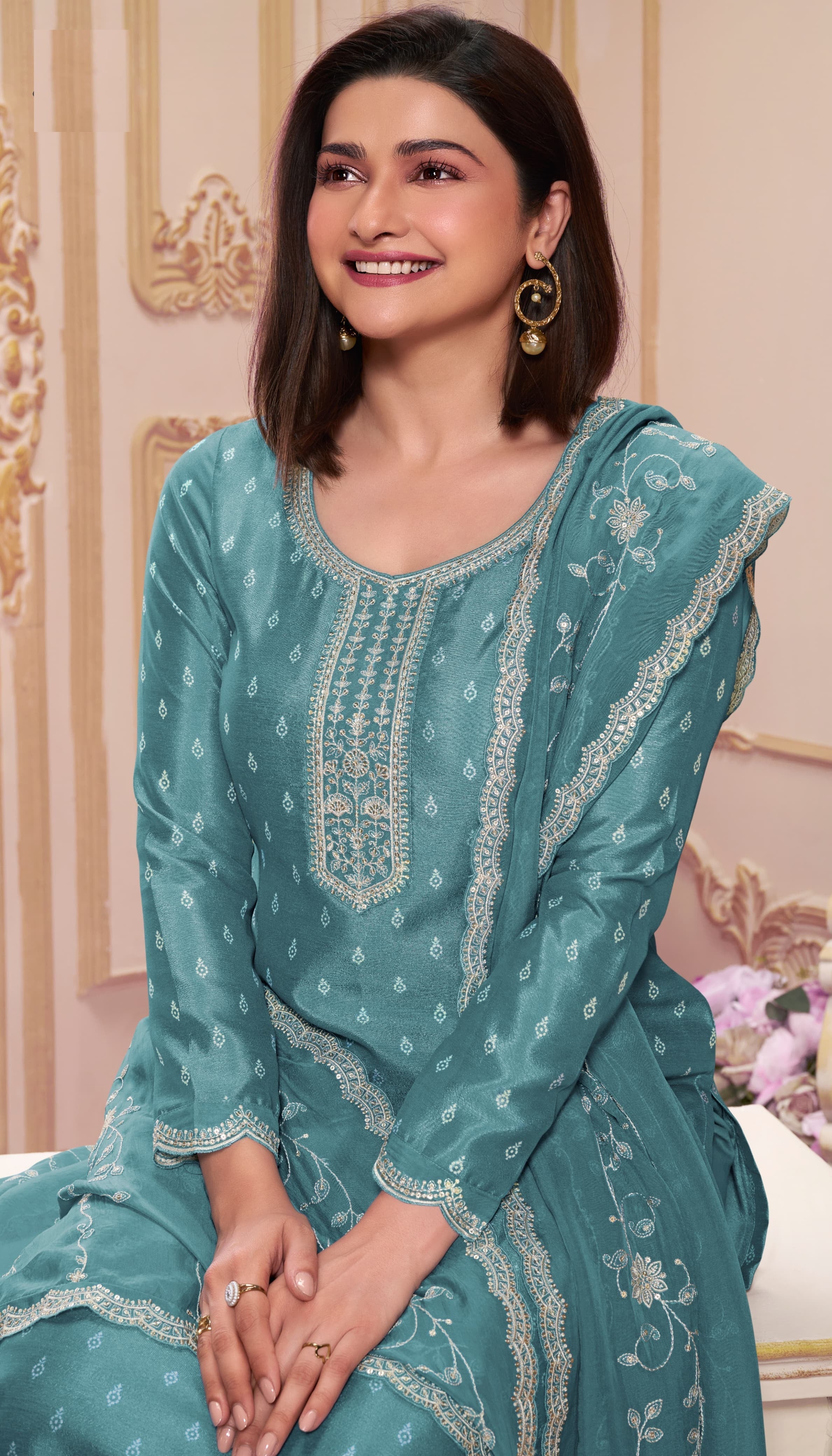 Costume Salwar brodé en georgette de soie bleu ciel avec pantalon Dupatta