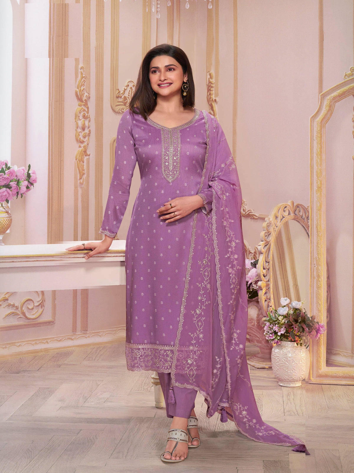 Costume Salwar brodé en georgette de soie violette avec pantalon Dupatta