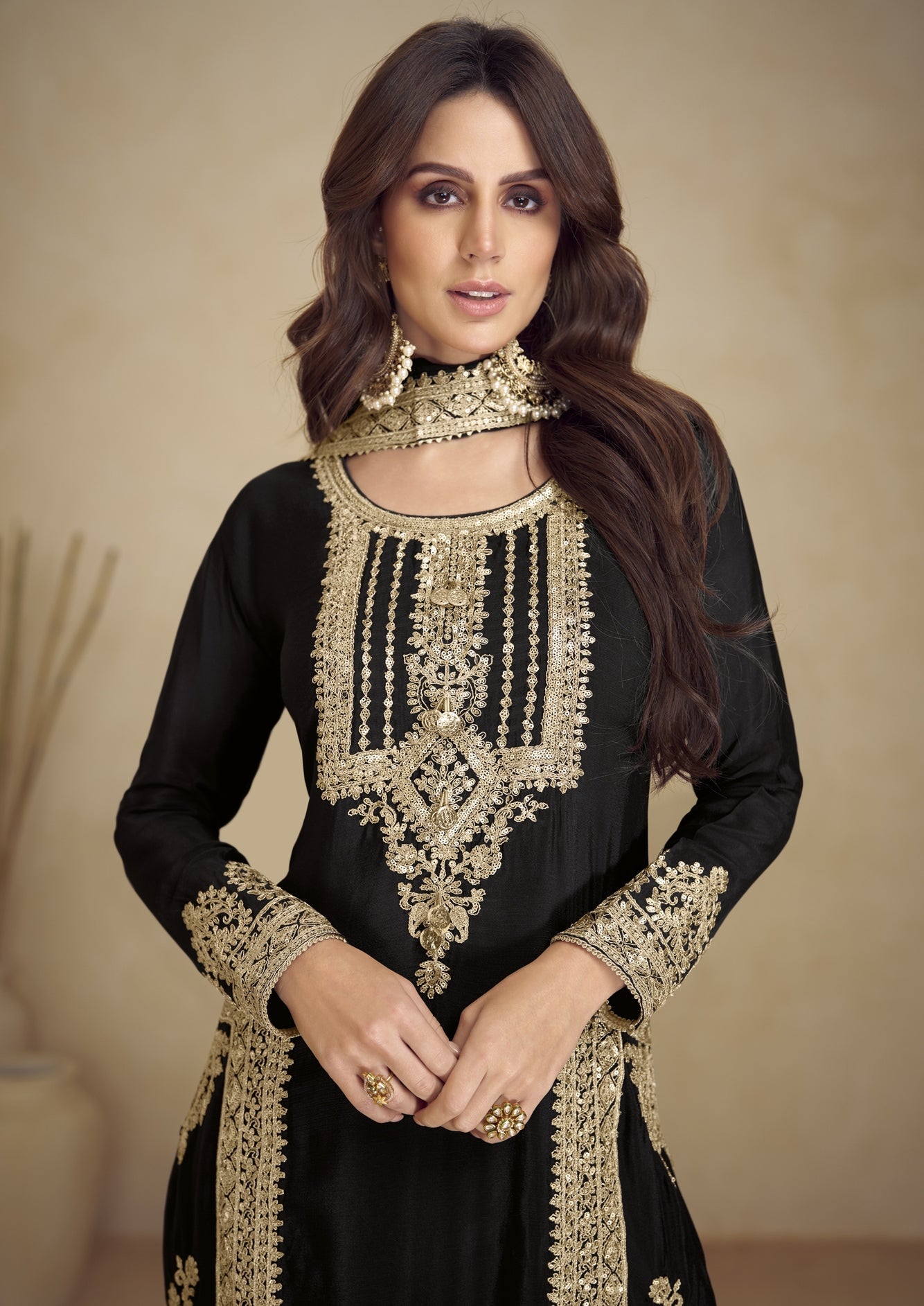 Costume Salwar brodé en georgette noire avec pantalon Dupatta