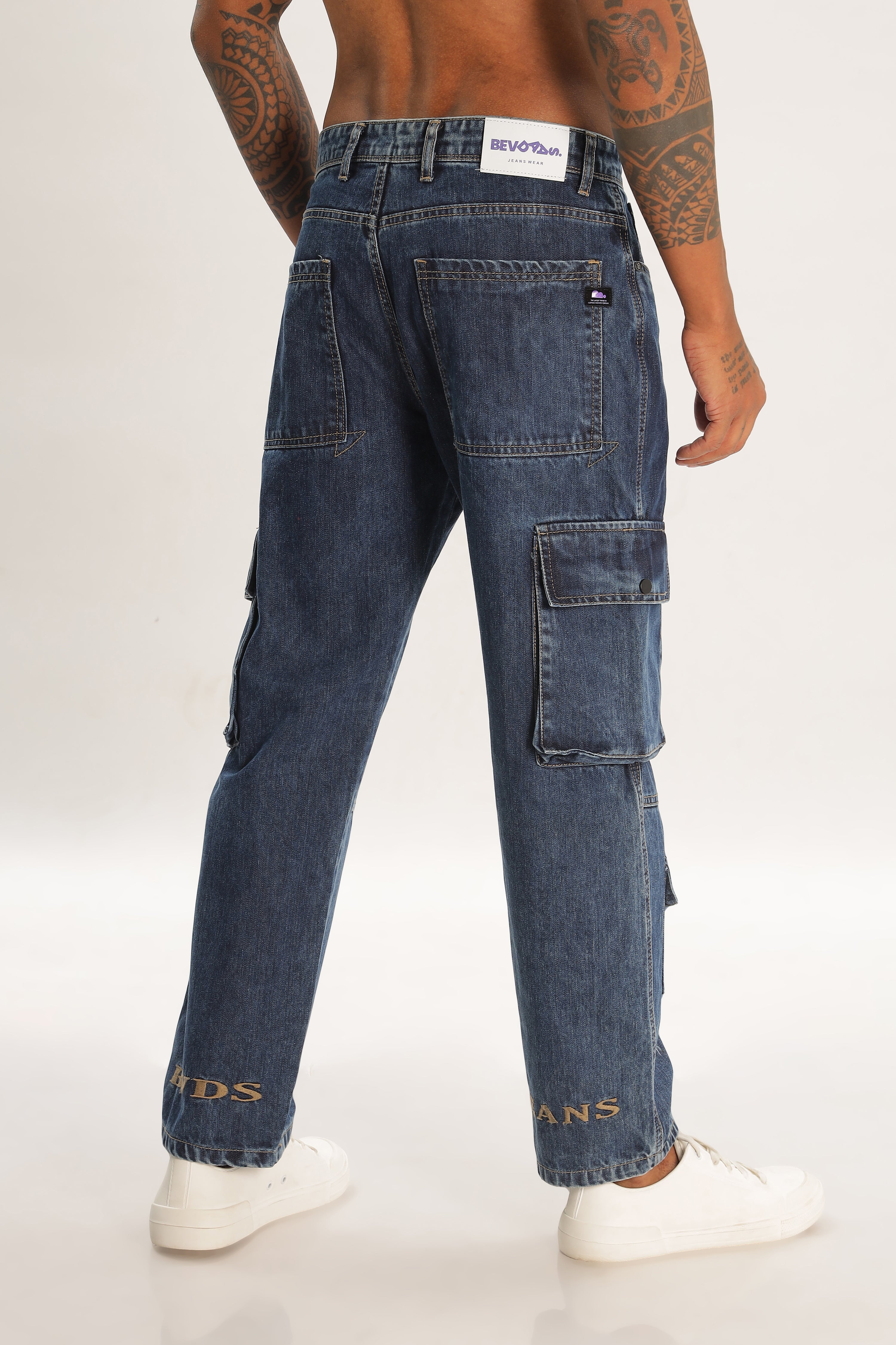 Pantalon cargo ample en denim bleu clair sur toute la longueur