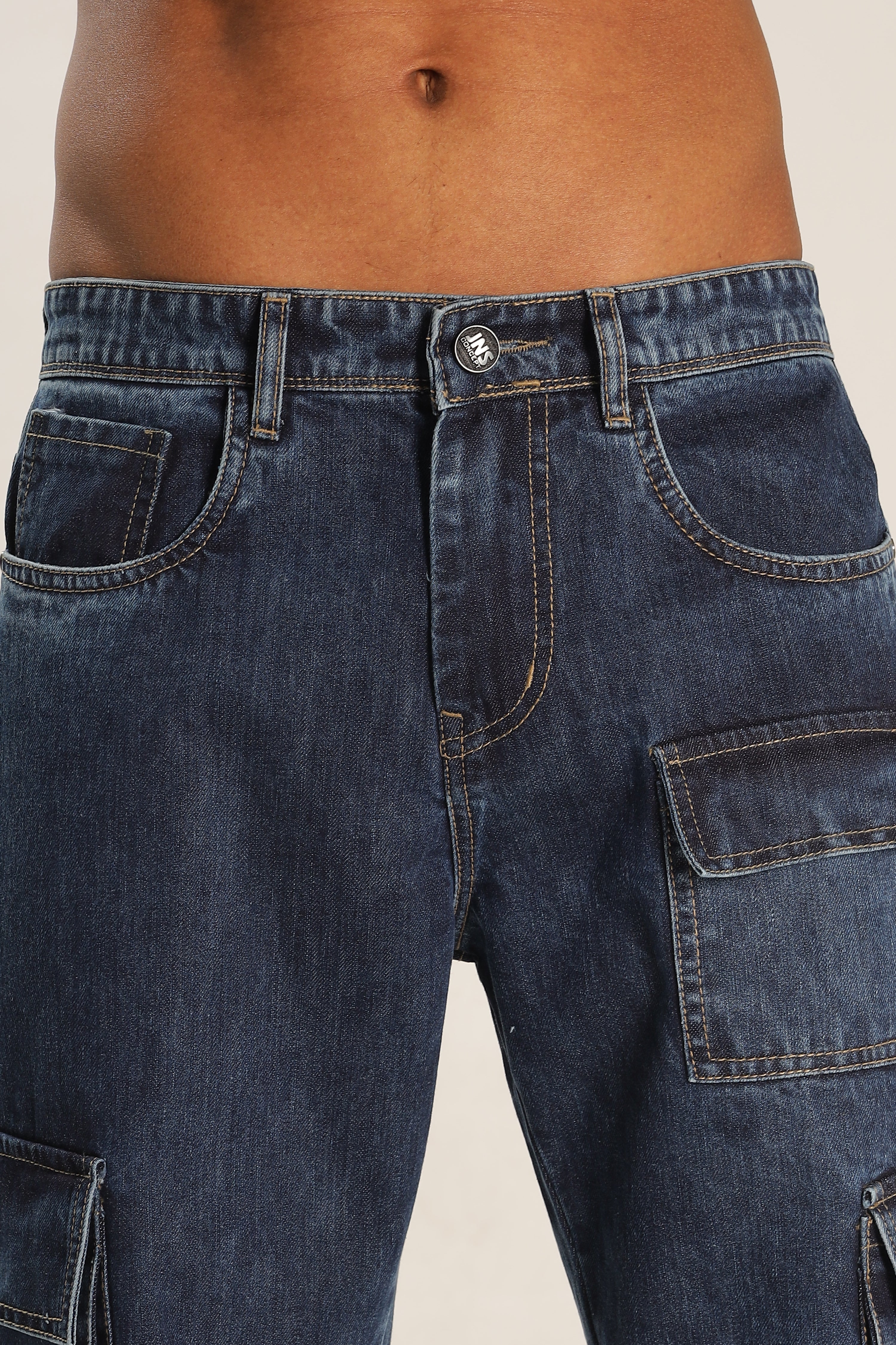 Pantalon cargo ample en denim bleu clair sur toute la longueur