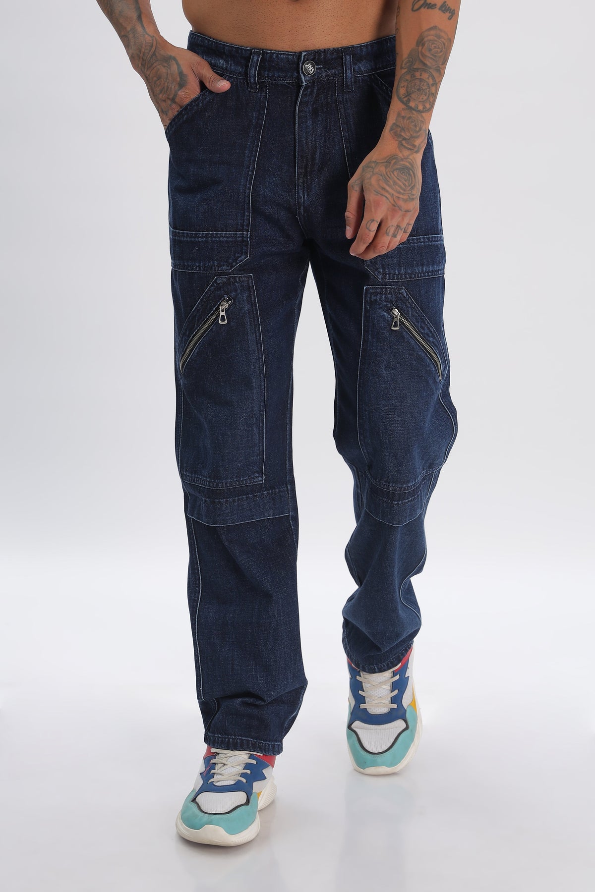 Pantalon cargo ample en denim bleu marine sur toute la longueur