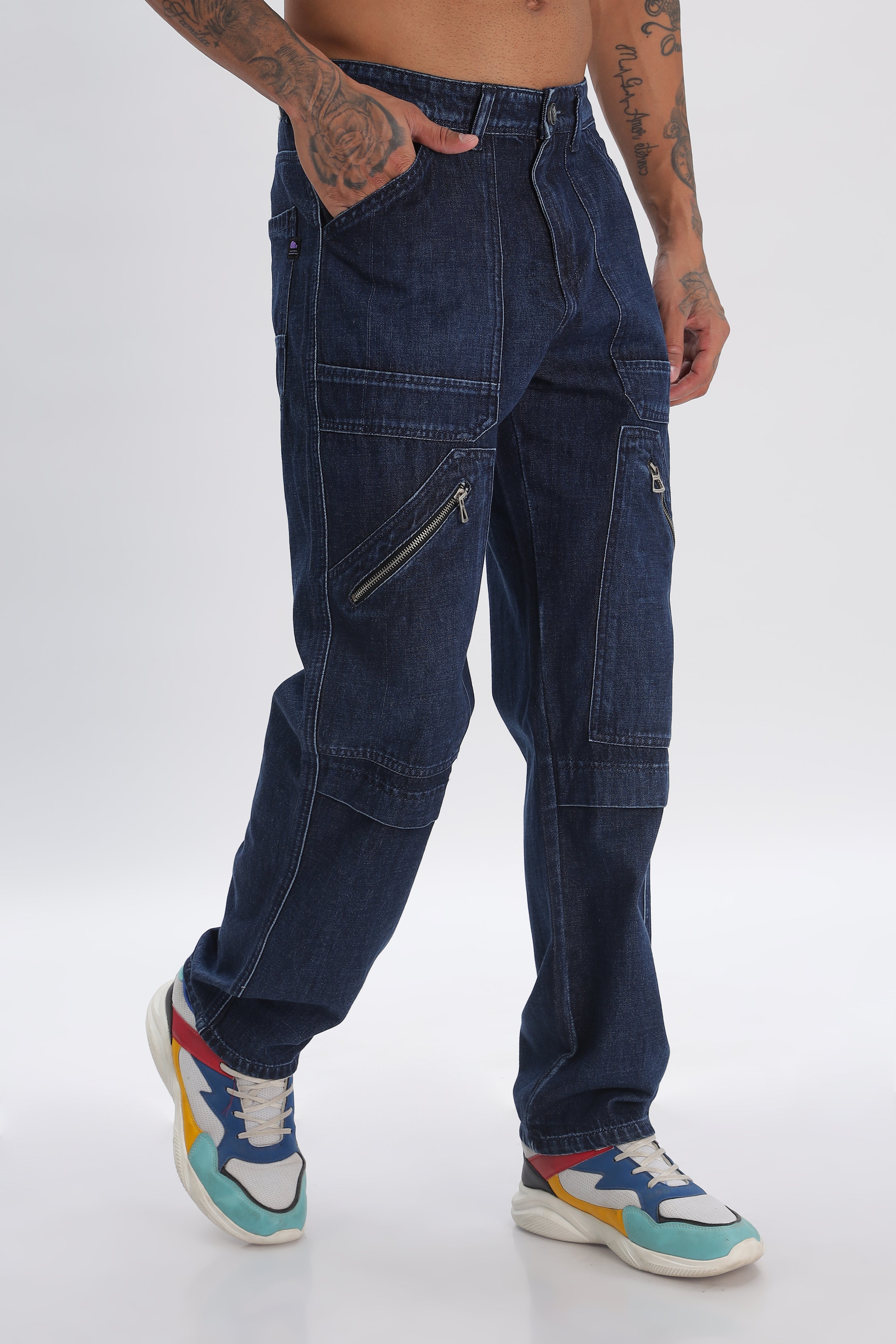 Pantalon cargo ample en denim bleu marine sur toute la longueur