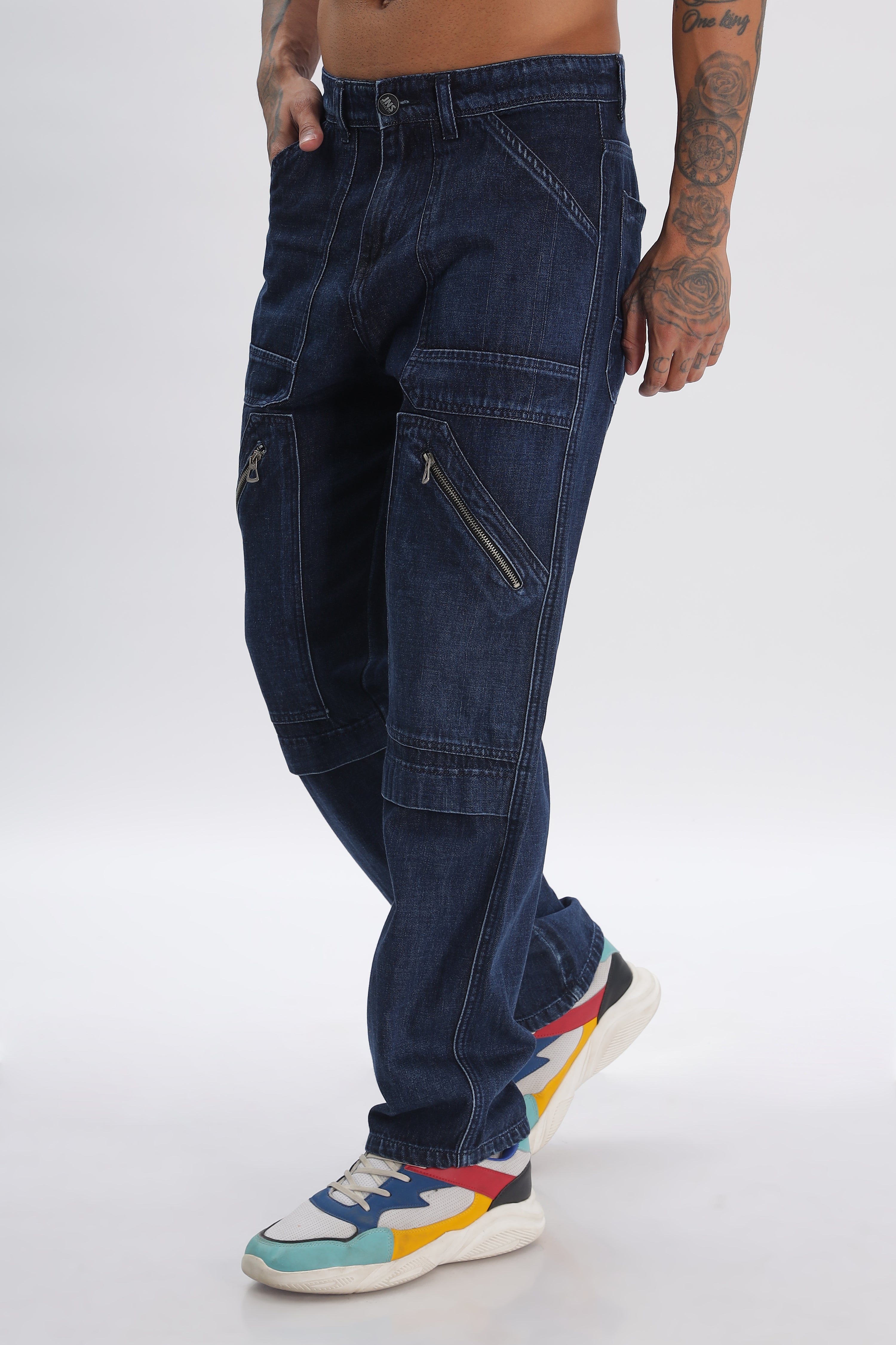 Pantalon cargo ample en denim bleu marine sur toute la longueur