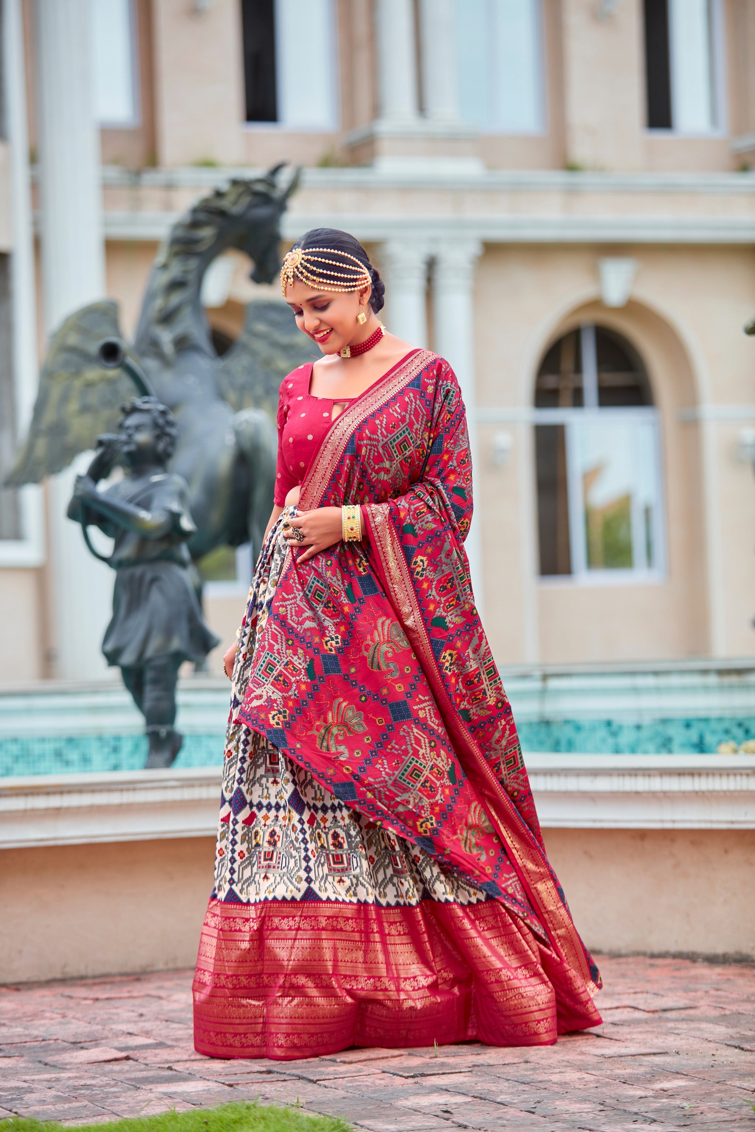 Ensemble de Lehenga Choli en coton et soie indien blanc prêt à l'emploi pour femme avec chemisier de créateur et Dupatta pour mariage 