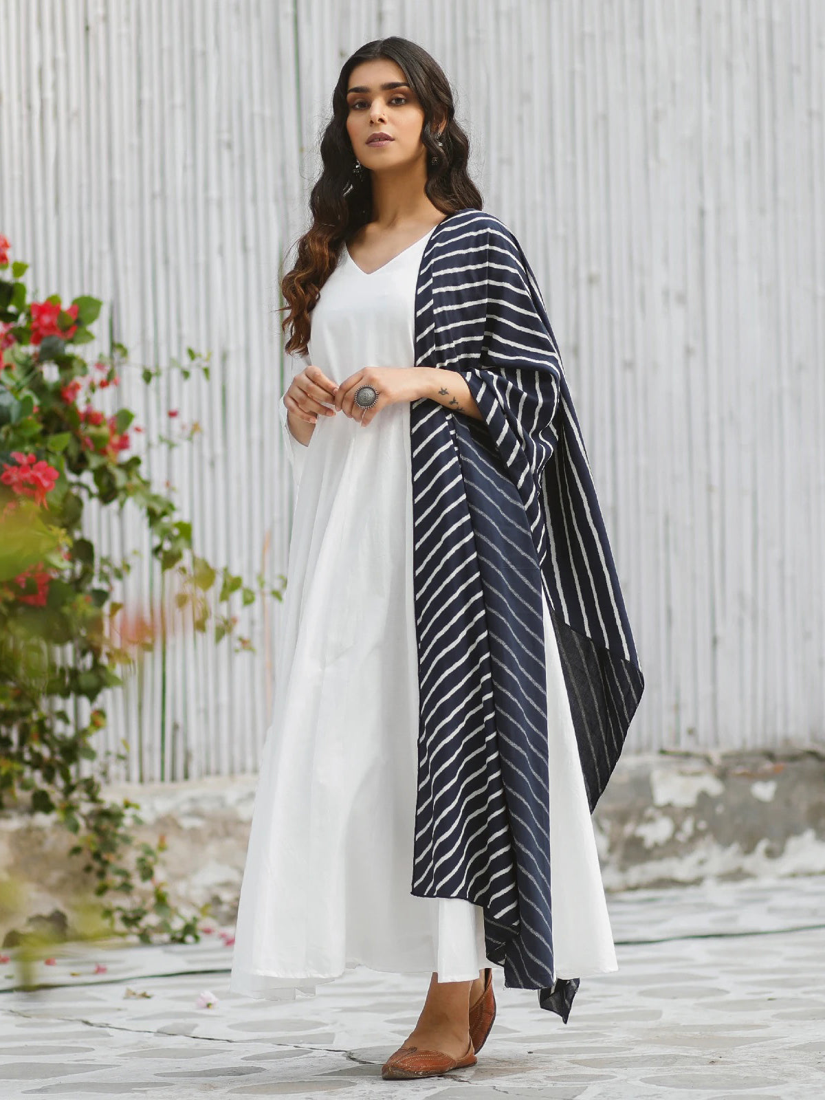 Kurti en rayonne imprimé blanc avec pantalon et dupatta