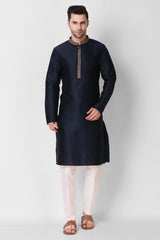 Ensemble pyjama Kurta brodé en soie bleu marine pour homme