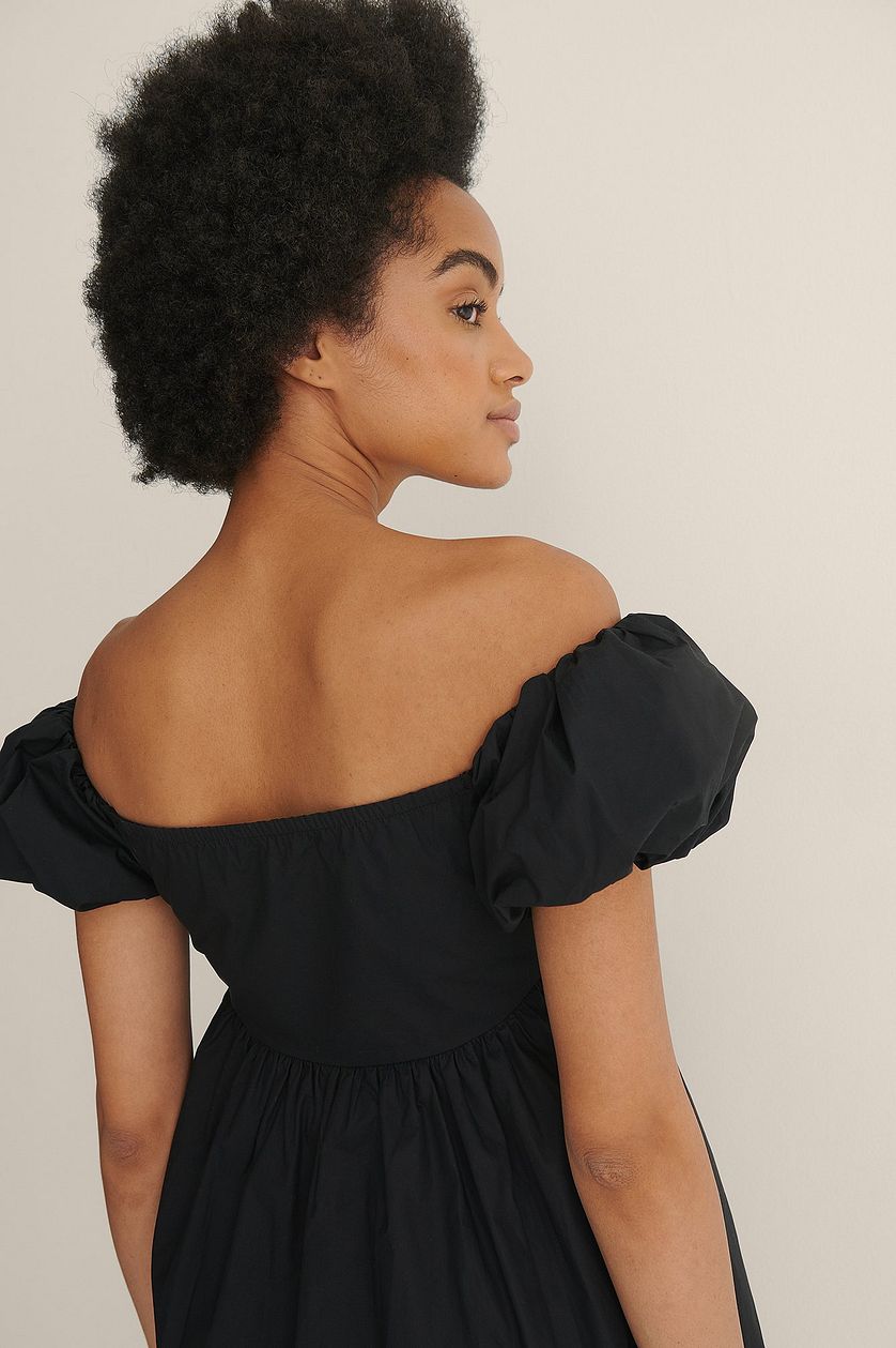 Mini-robe noire en coton à épaules dénudées 