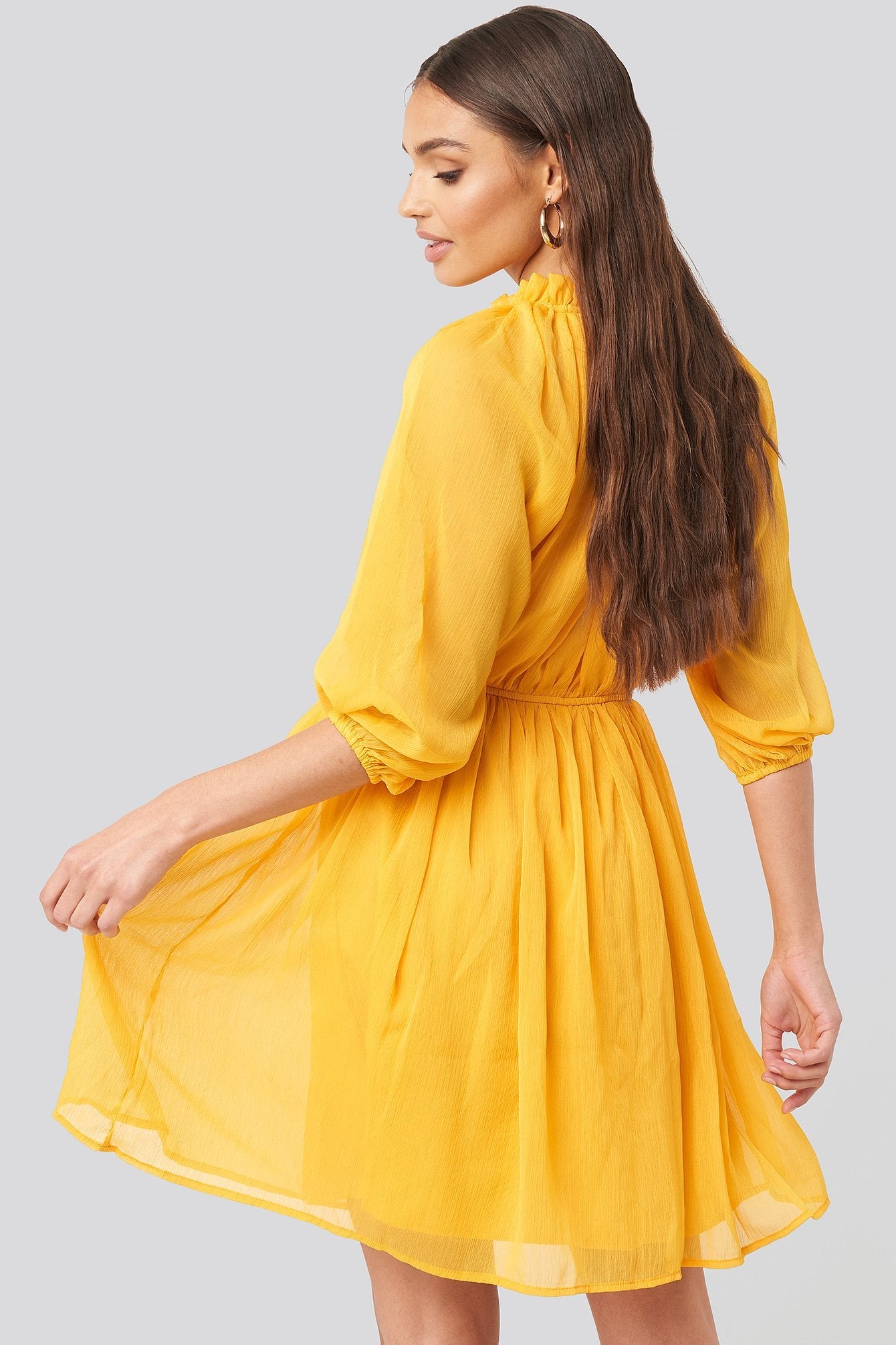 Robe bouffante à col montant et taille élastique