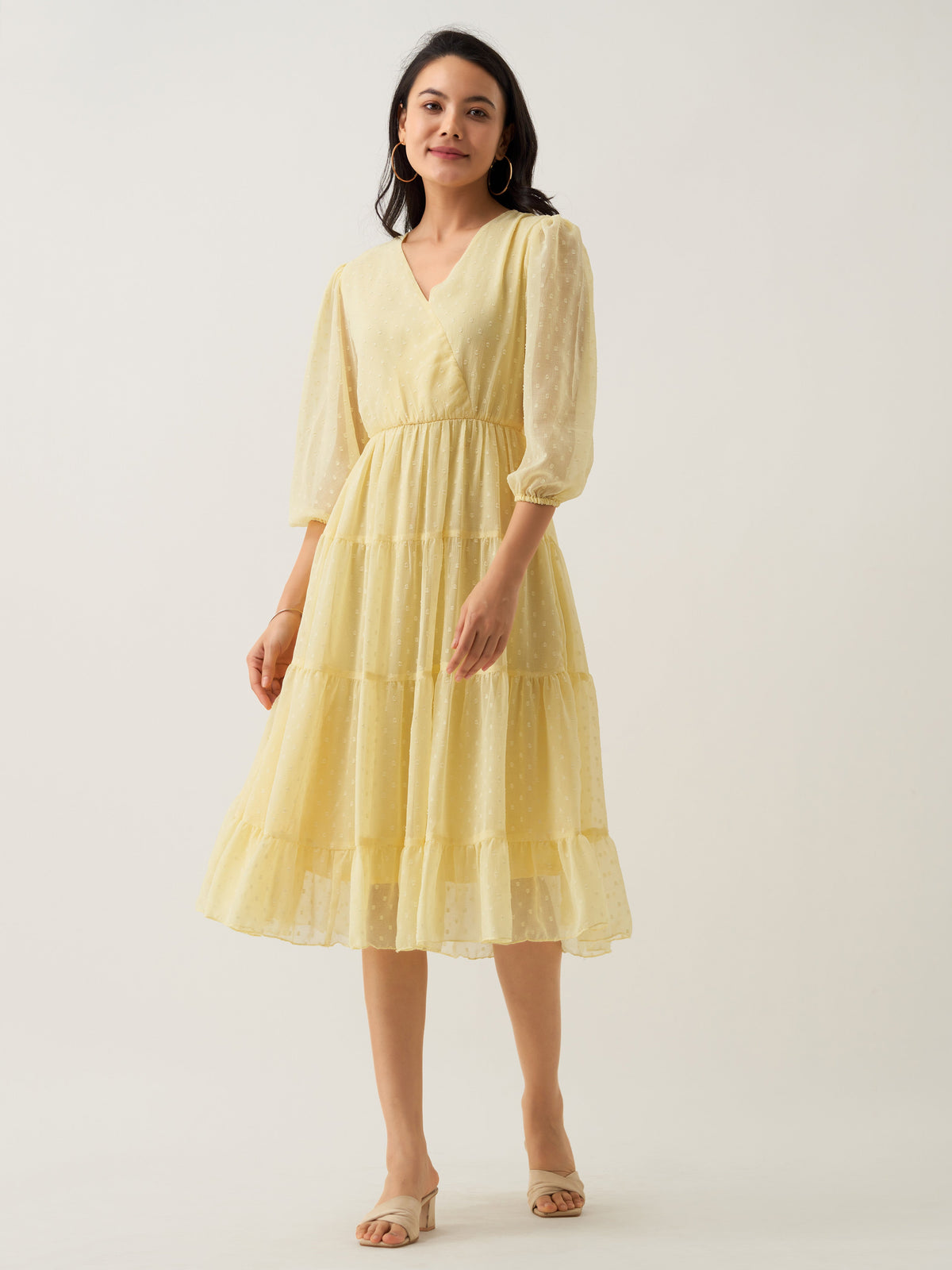 Robe jaune clair à col en V et à pois en mousseline de soie Brasso