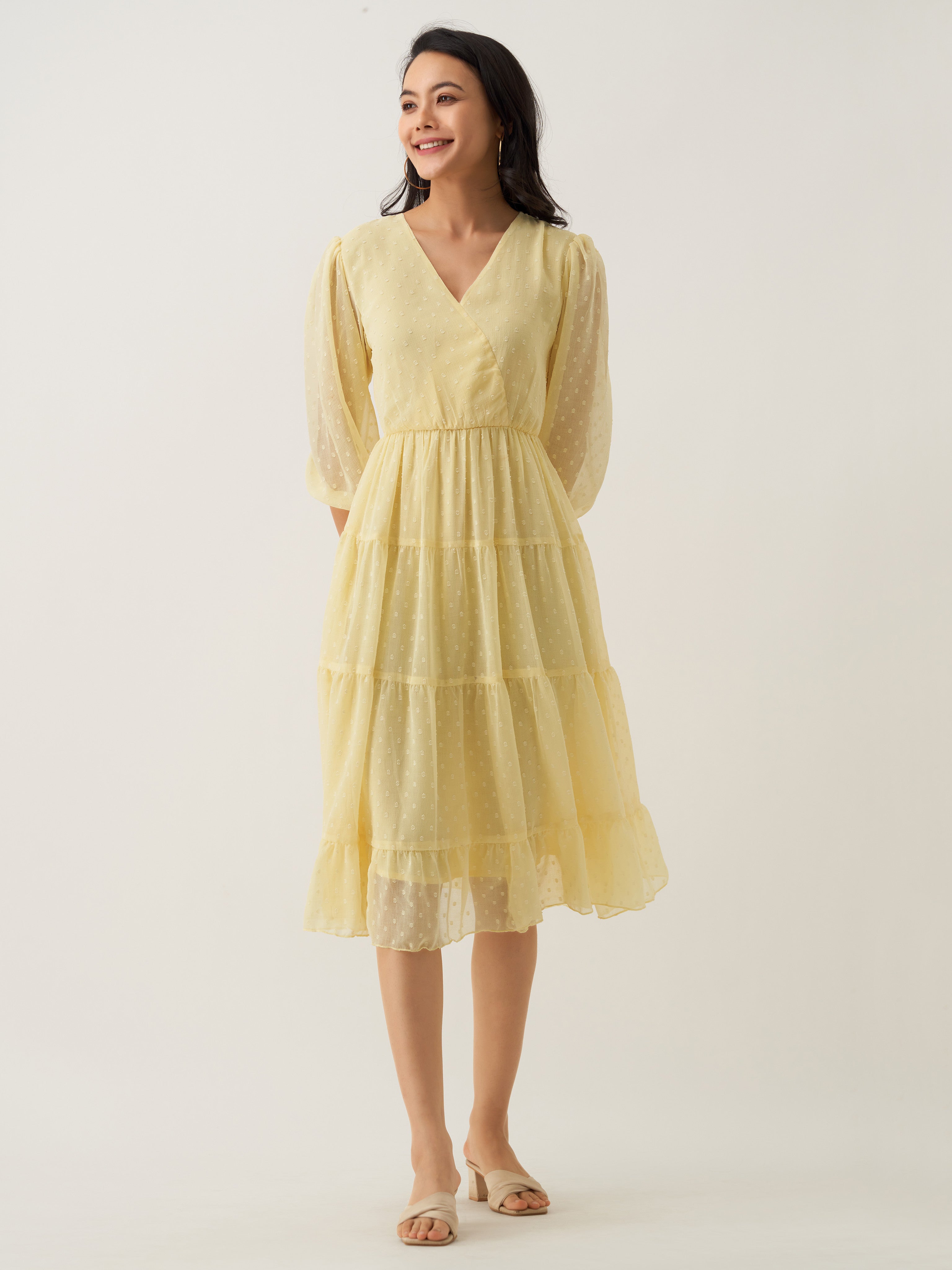 Robe jaune clair à col en V et à pois en mousseline de soie Brasso