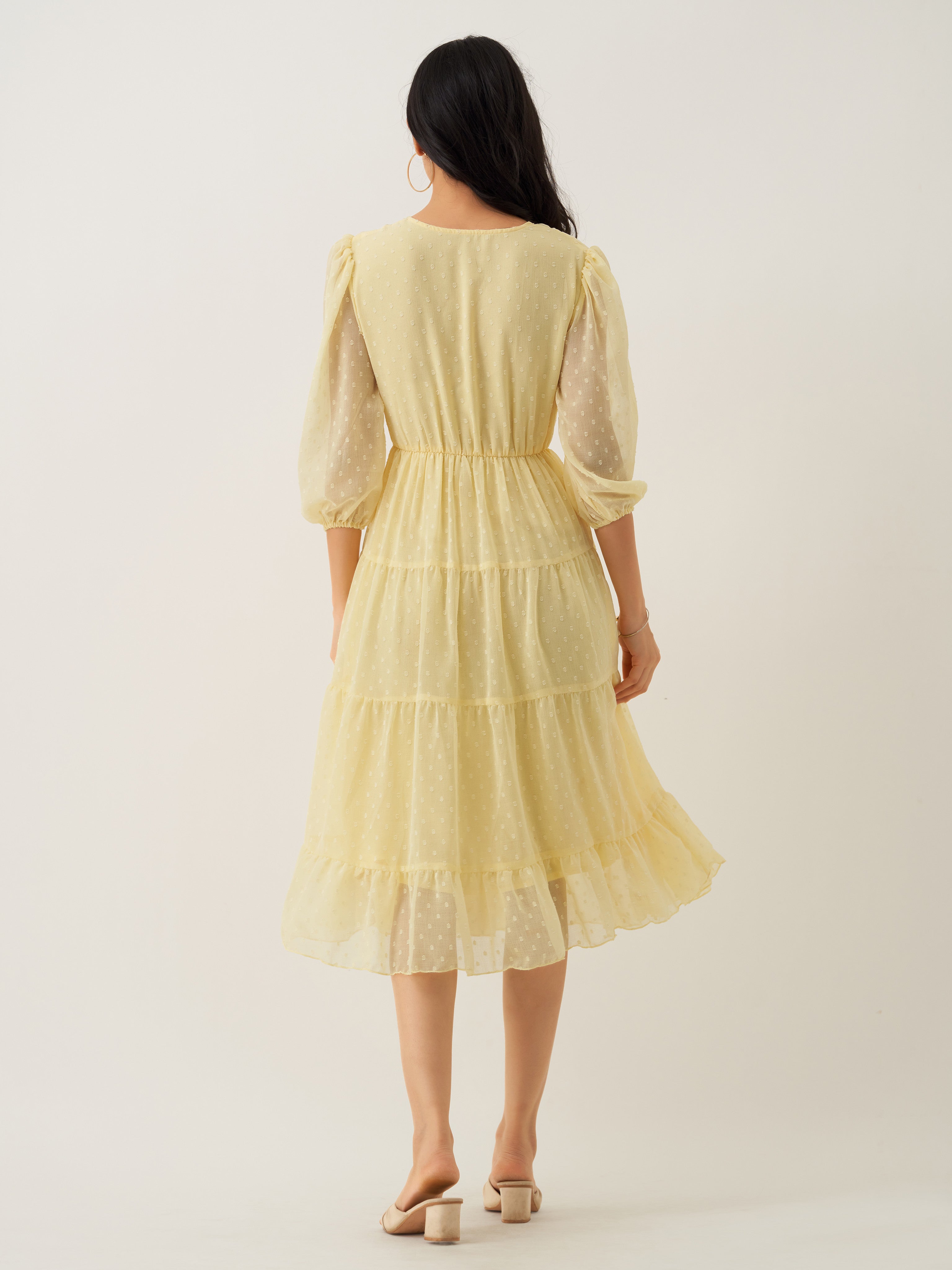 Robe jaune clair à col en V et à pois en mousseline de soie Brasso