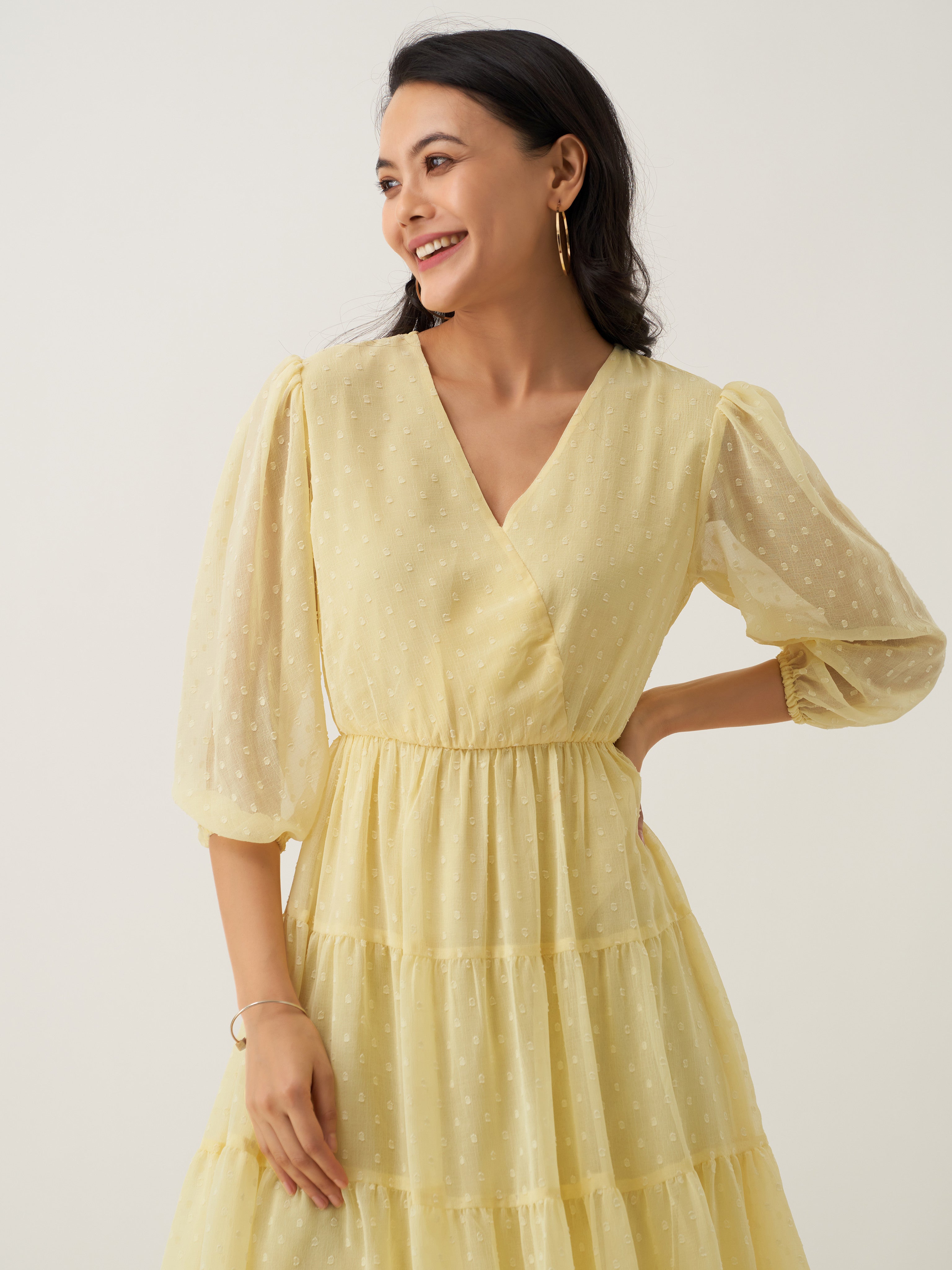 Robe jaune clair à col en V et à pois en mousseline de soie Brasso