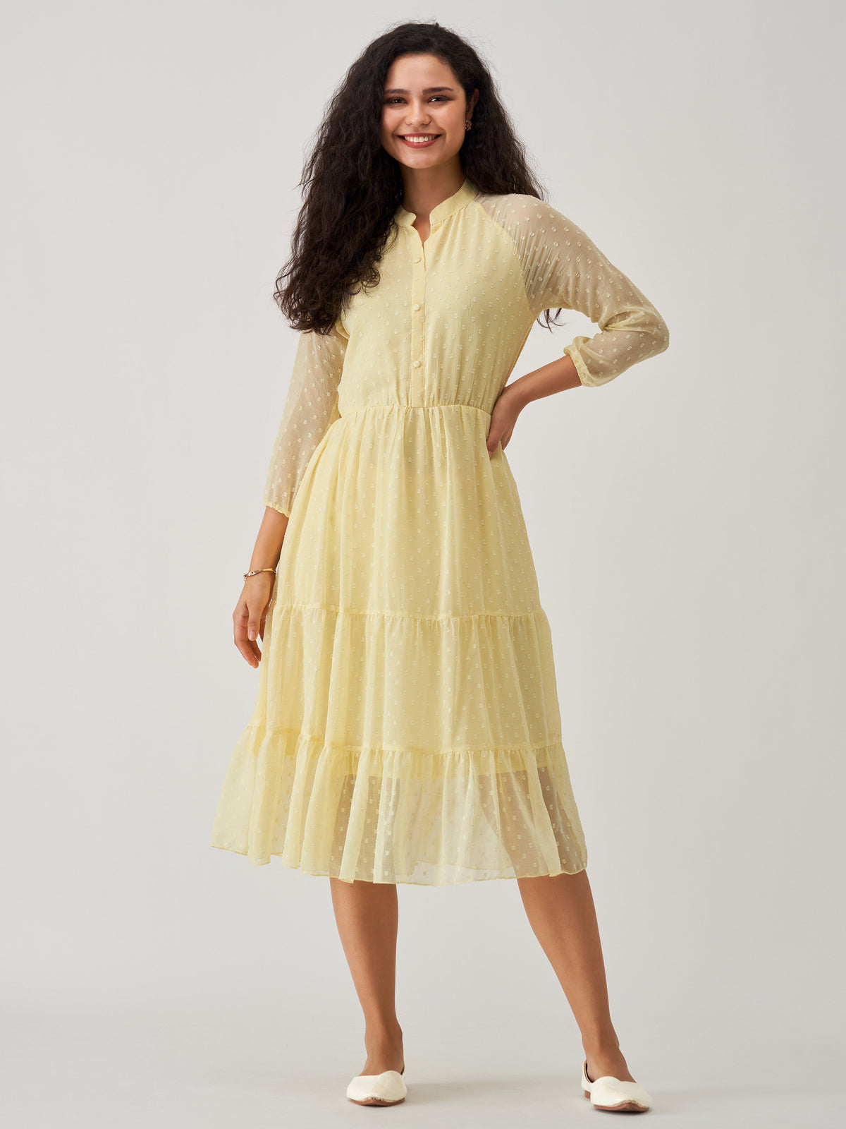 Robe jaune clair à col en V et à pois en mousseline de soie Brasso