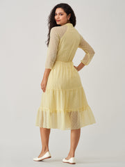 Robe jaune clair à col en V et à pois en mousseline de soie Brasso