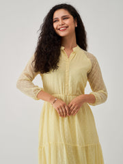 Robe jaune clair à col en V et à pois en mousseline de soie Brasso