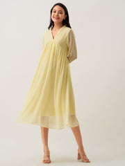 Robe jaune clair à col en V et à pois en mousseline de soie Brasso