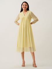 Robe jaune clair à col en V et à pois en mousseline de soie Brasso