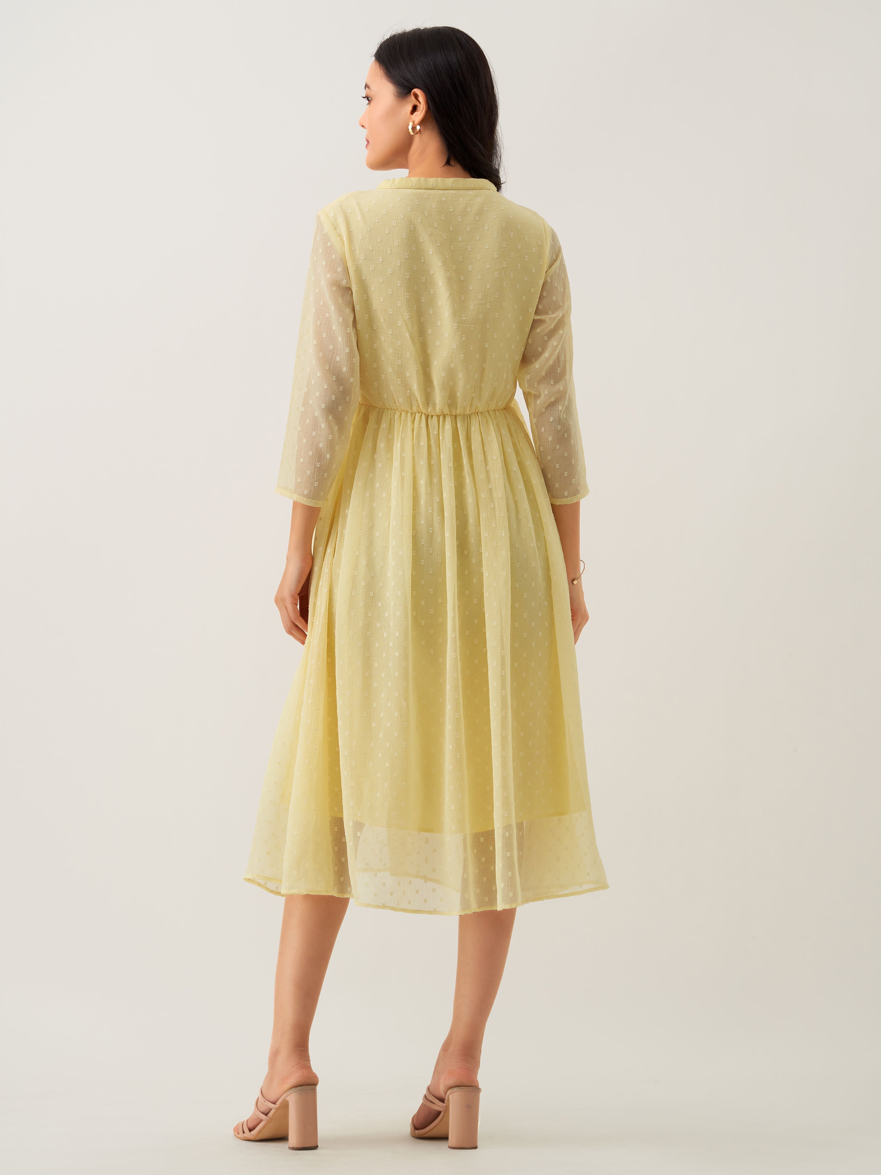 Robe jaune clair à col en V et à pois en mousseline de soie Brasso