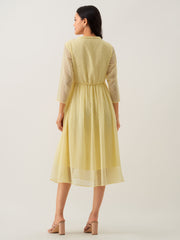 Robe jaune clair à col en V et à pois en mousseline de soie Brasso